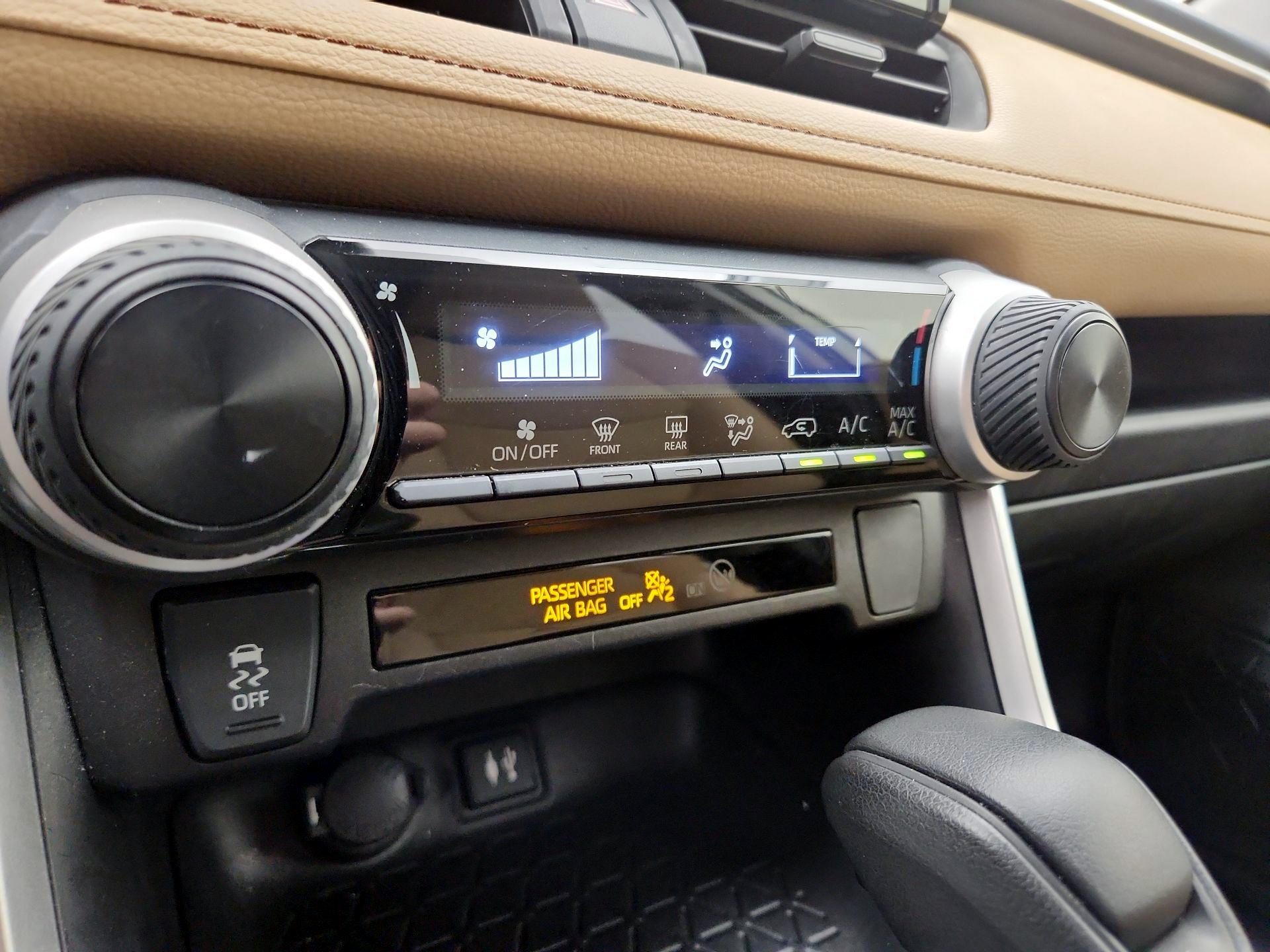 Thumbnail: 2019 Toyota RAV4 - 16