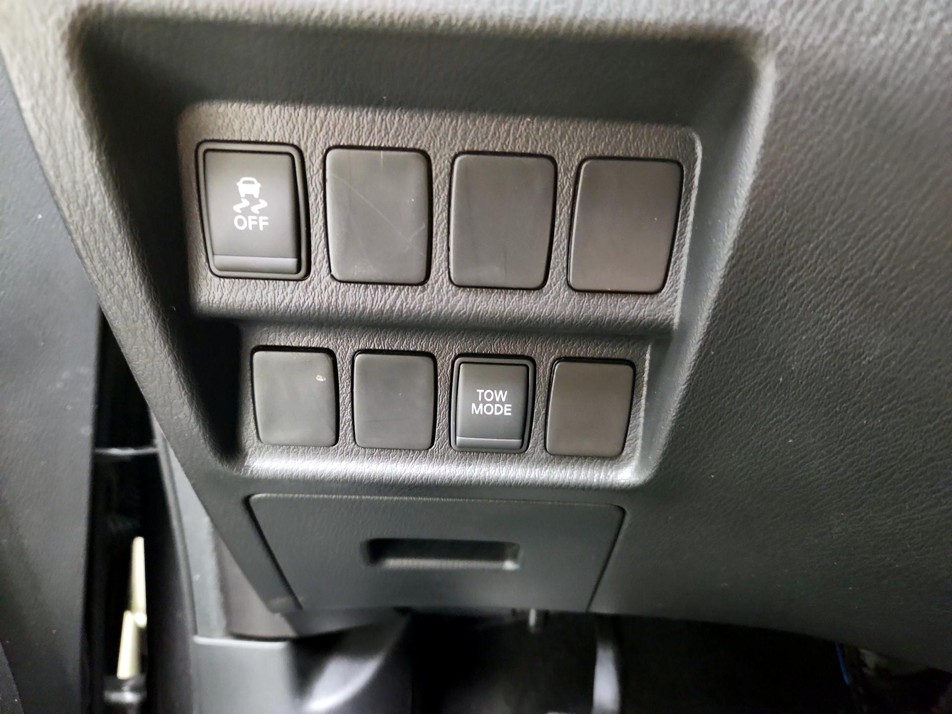 Thumbnail: 2016 Nissan Pathfinder - 13