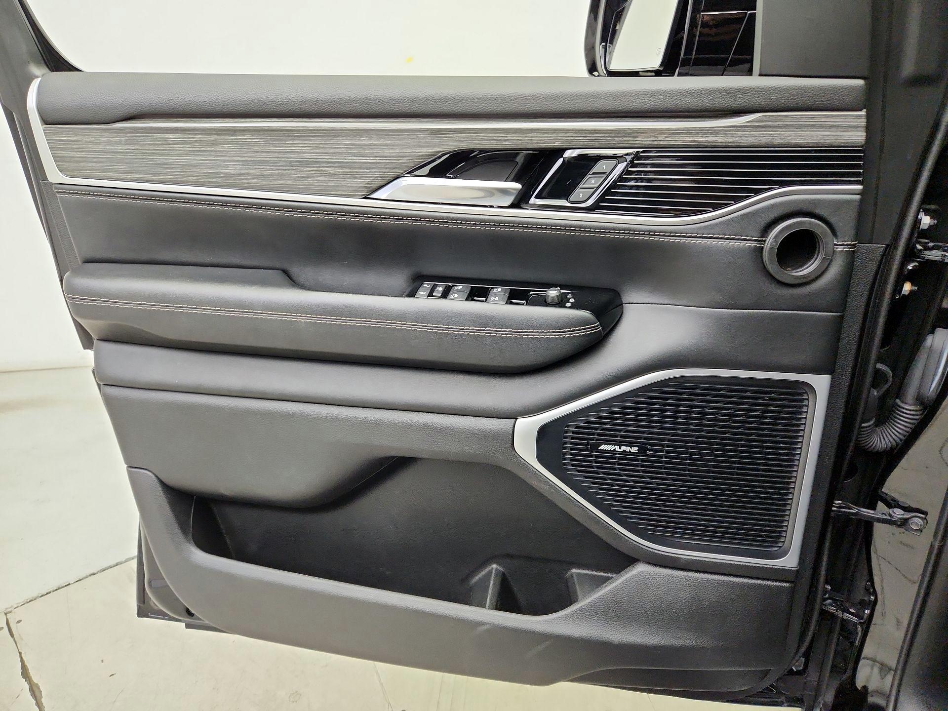 Thumbnail: 2022 Jeep Wagoneer - 12