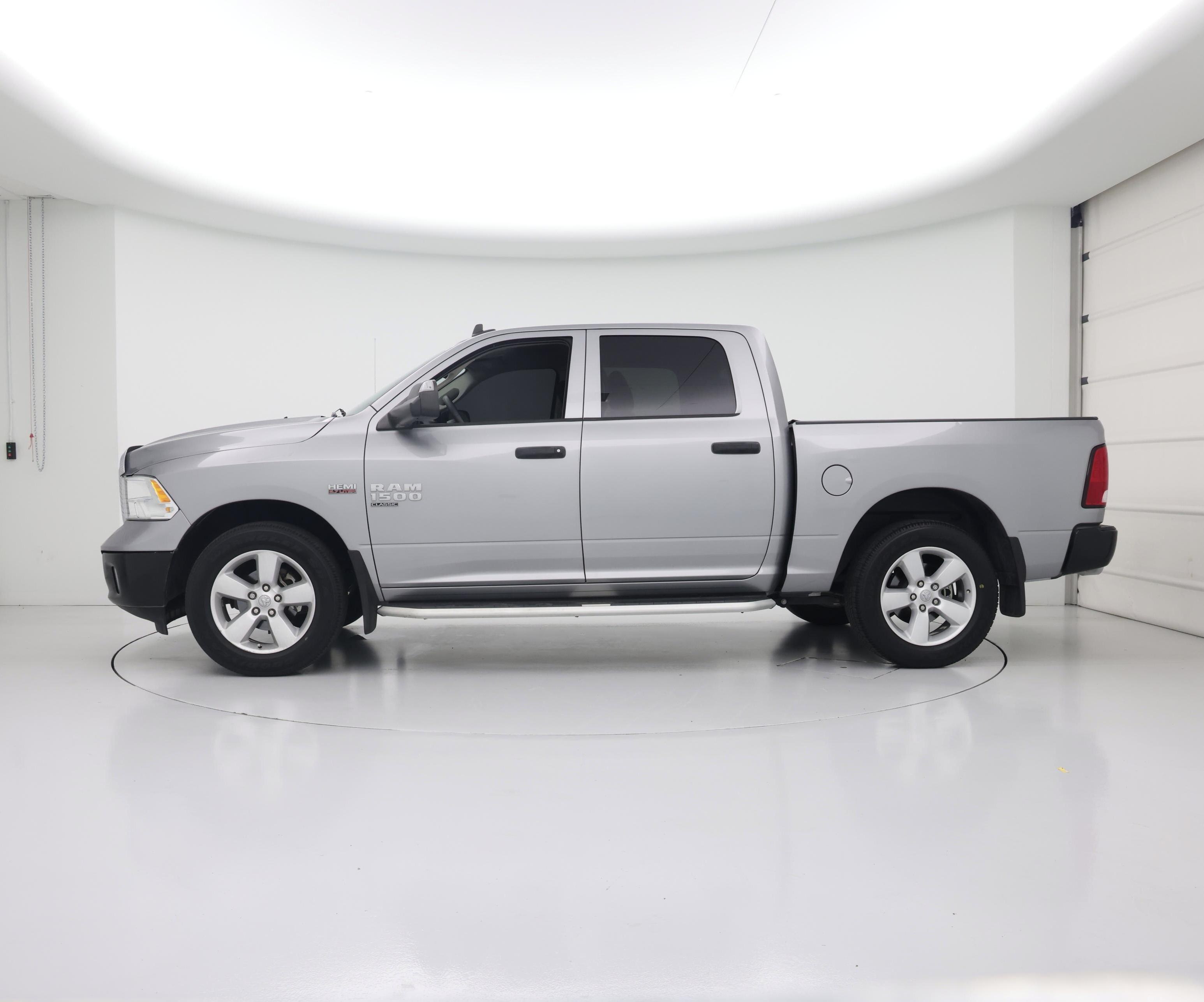 Thumbnail: 2021 RAM 1500 Classic - 3