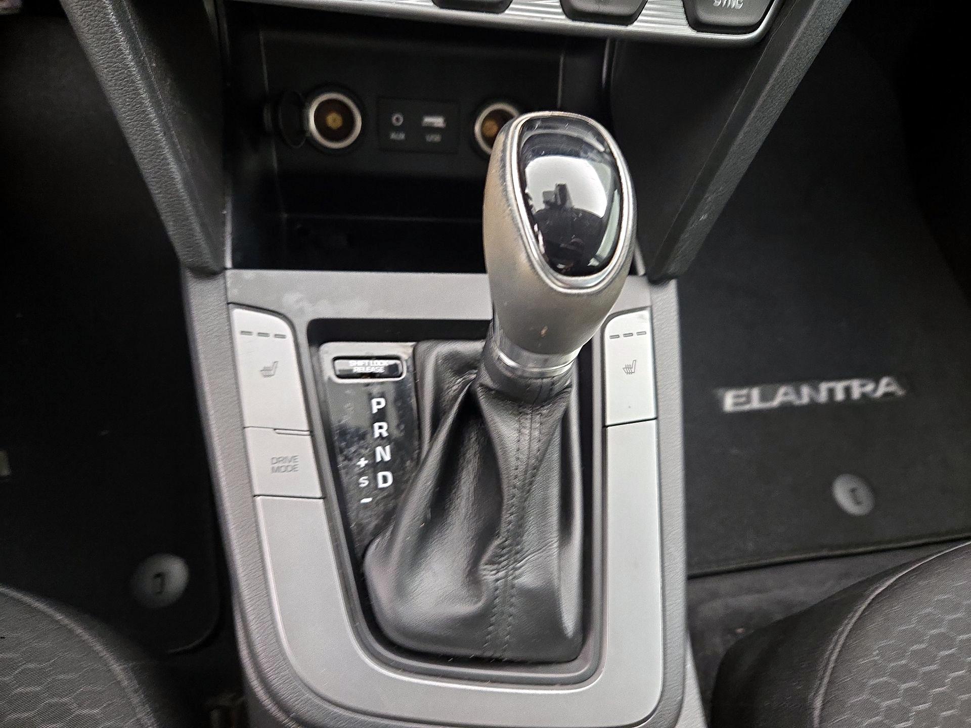 Thumbnail: 2020 Hyundai Elantra - 17