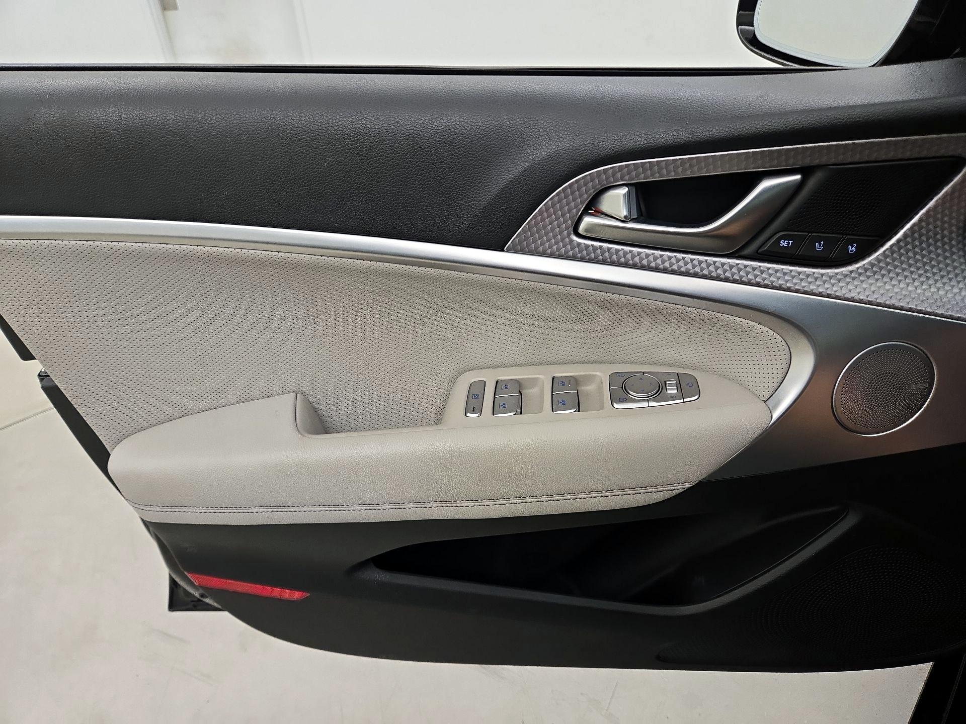 Thumbnail: 2023 Genesis G70 - 12