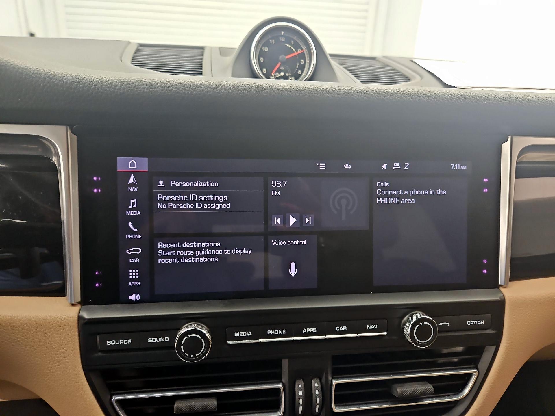 Thumbnail: 2020 Porsche Macan - 16