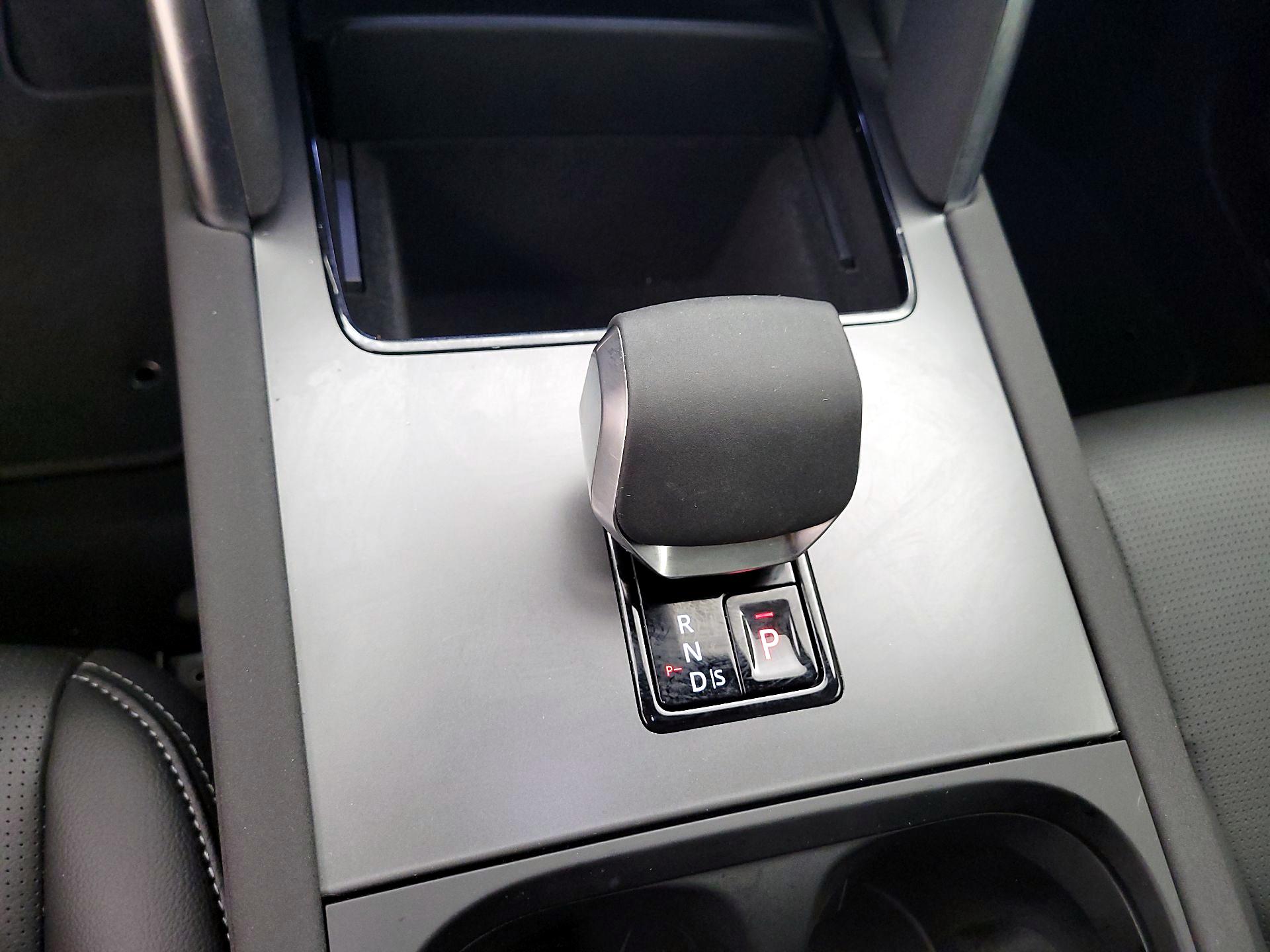 Thumbnail: 2024 Land Rover Discovery Sport - 17