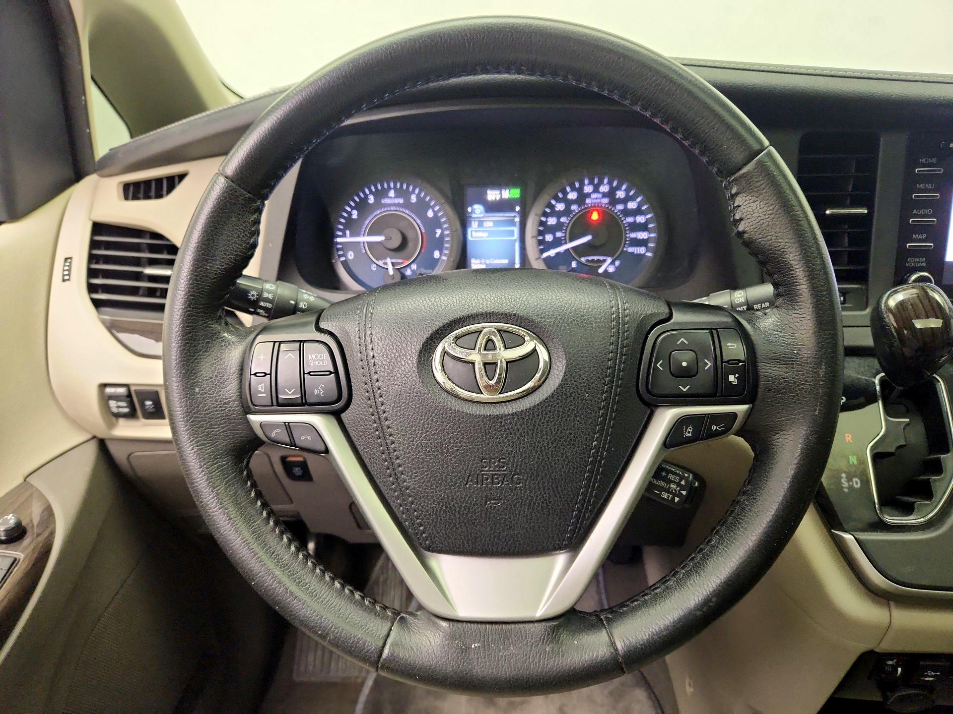 Thumbnail: 2020 Toyota Sienna - 10