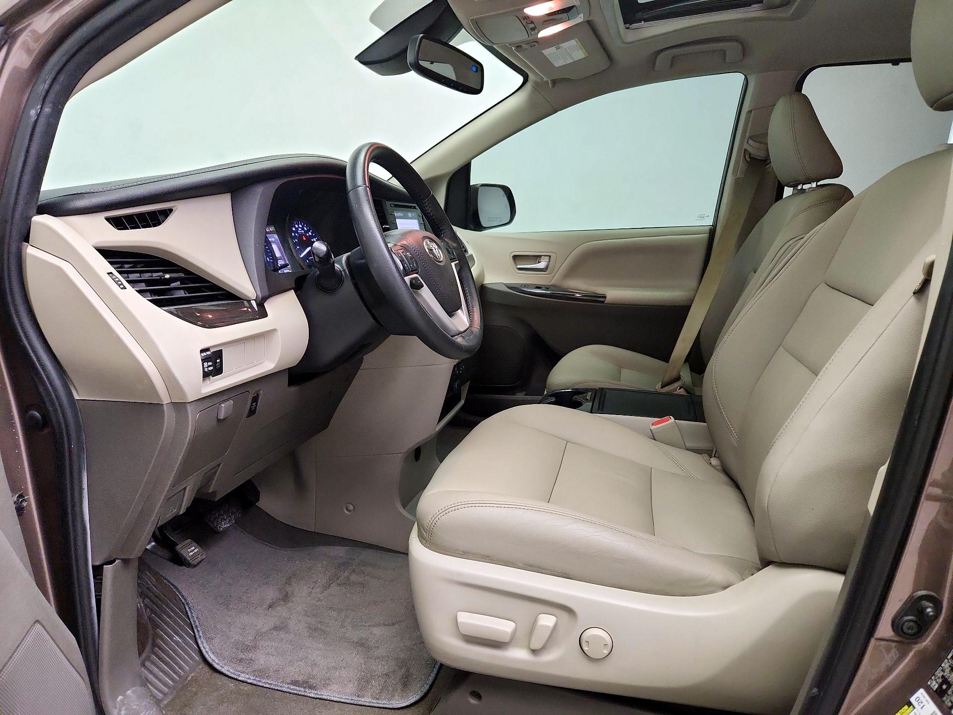 Thumbnail: 2020 Toyota Sienna - 11