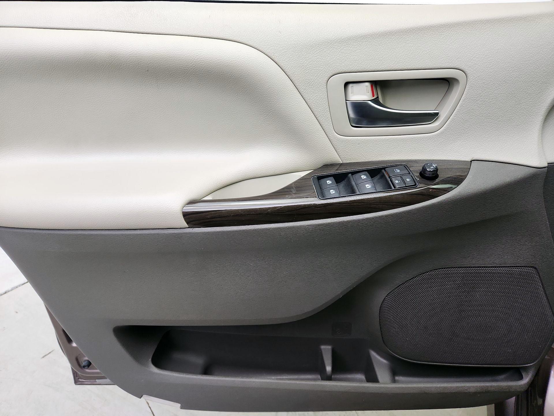 Thumbnail: 2020 Toyota Sienna - 12