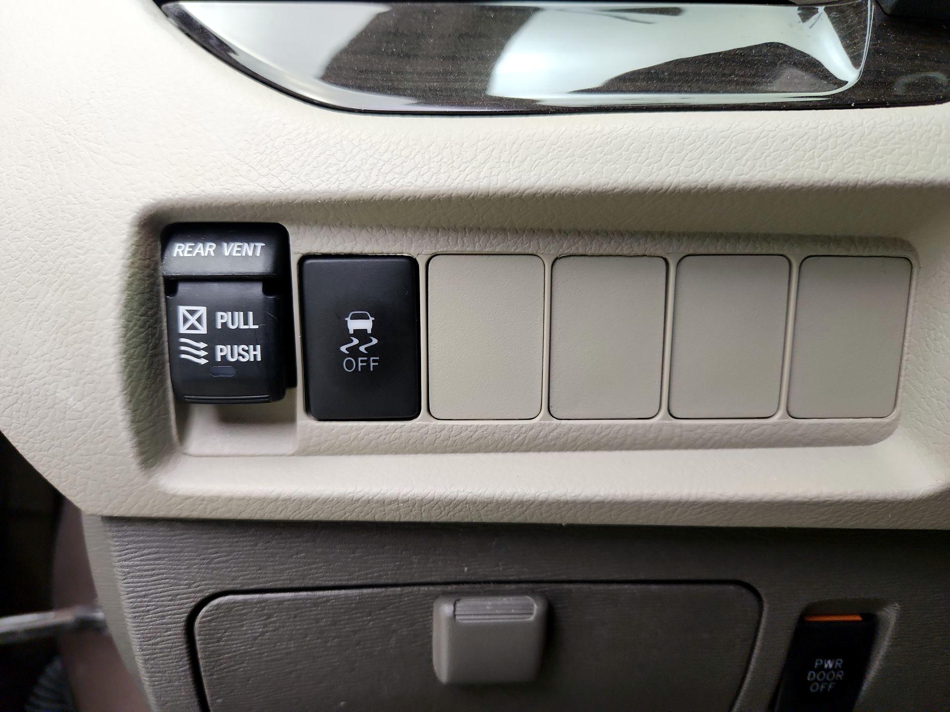 Thumbnail: 2020 Toyota Sienna - 13