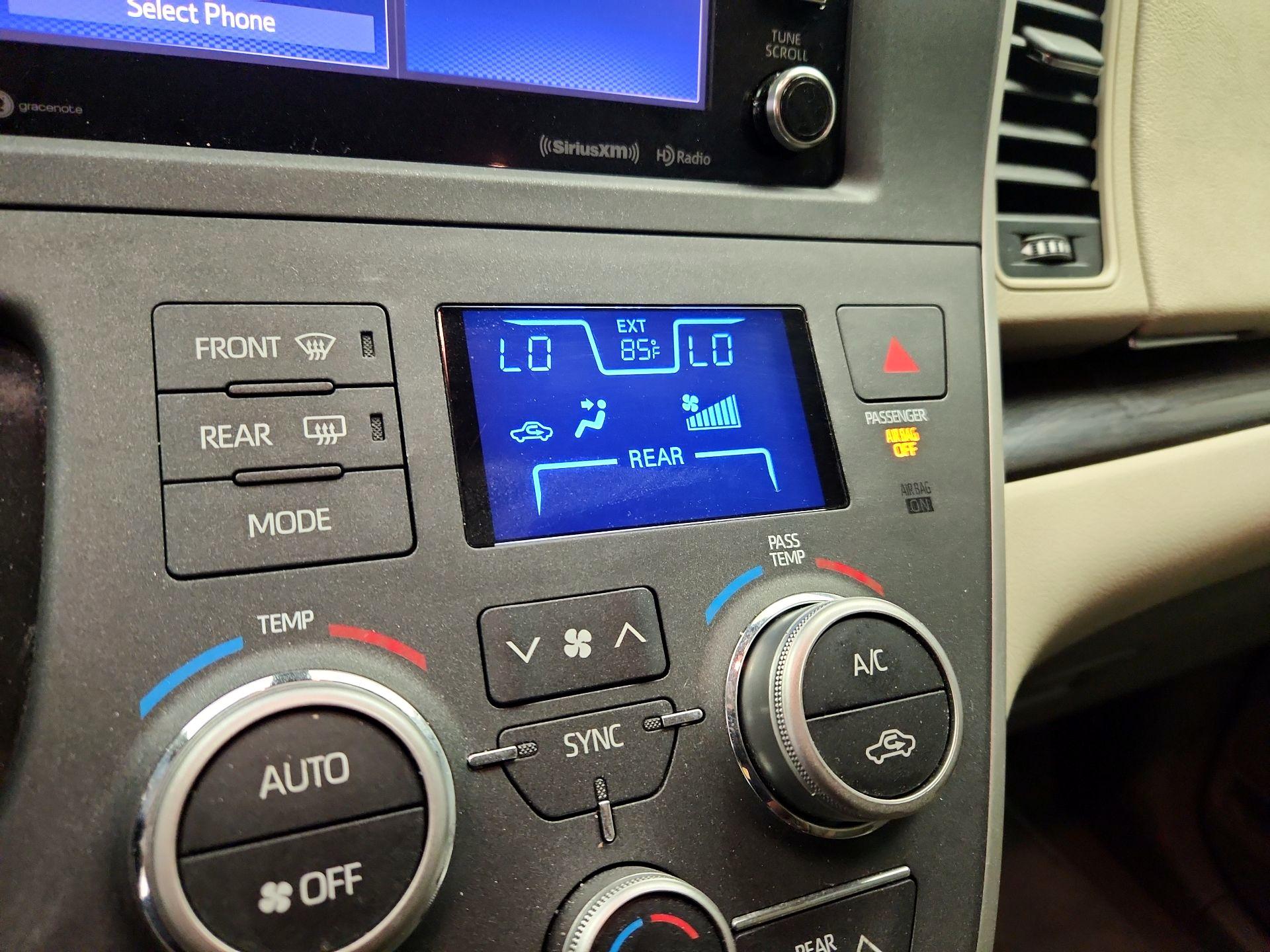 Thumbnail: 2020 Toyota Sienna - 16