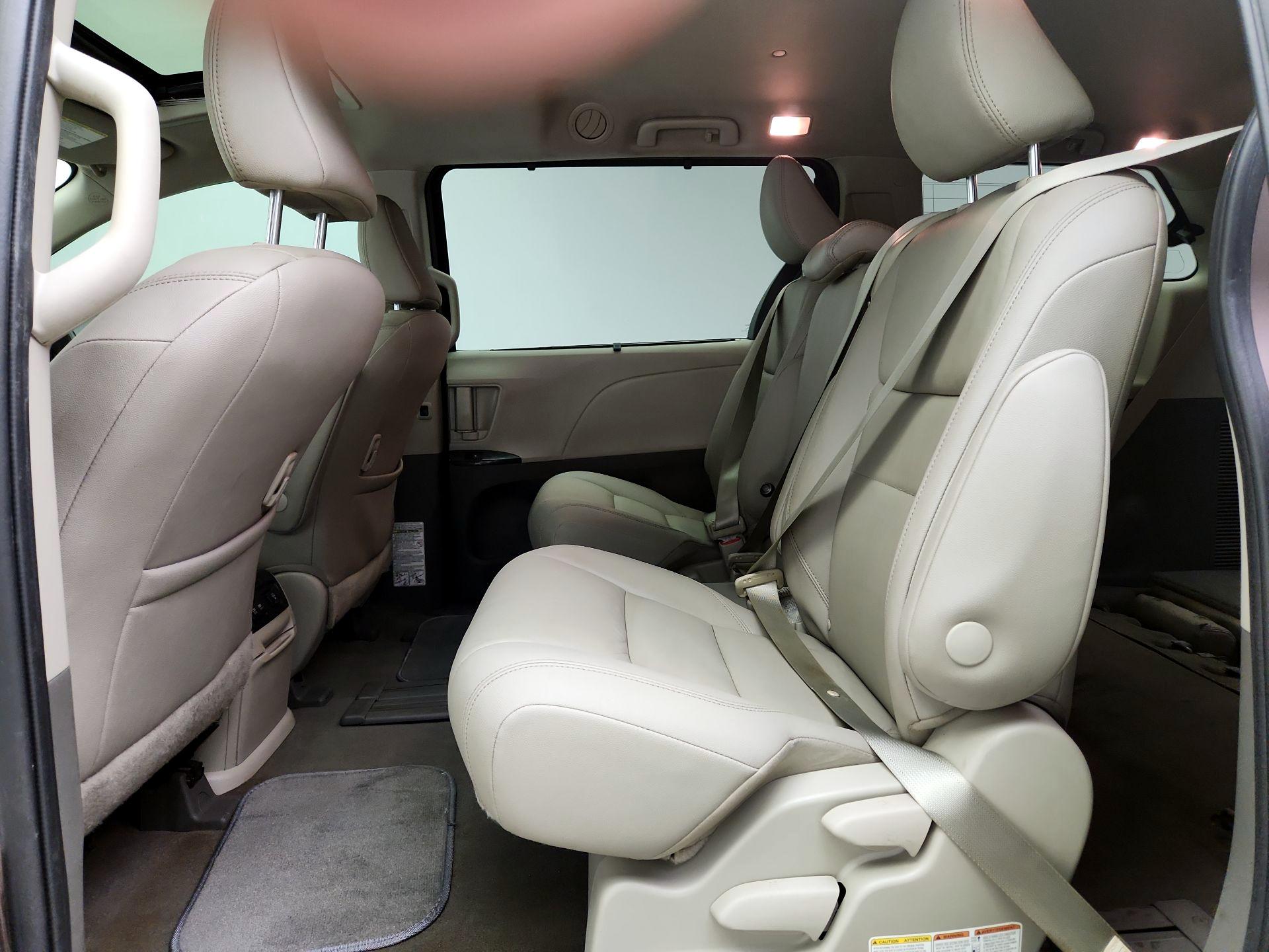 Thumbnail: 2020 Toyota Sienna - 20