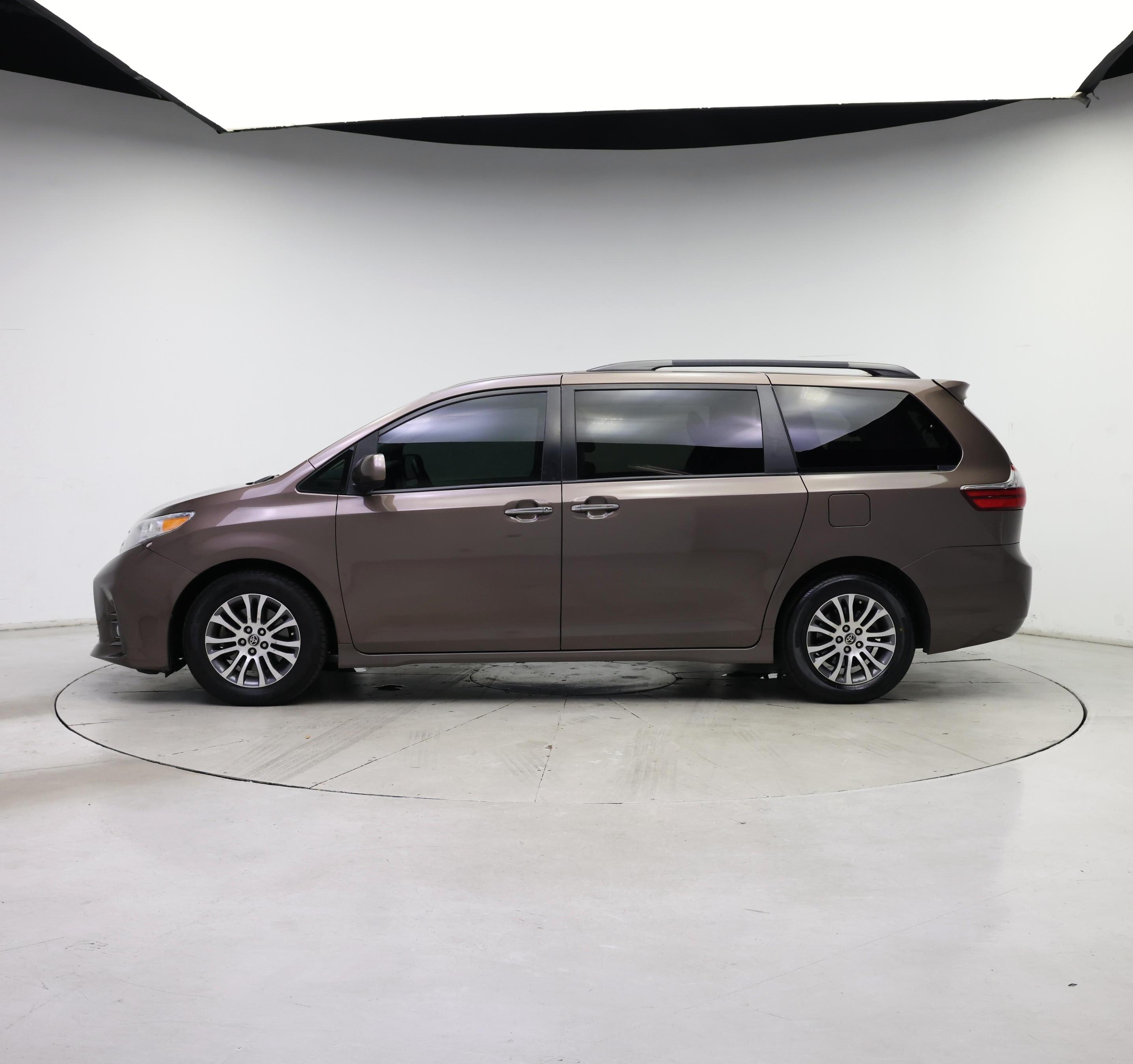 Thumbnail: 2020 Toyota Sienna - 3