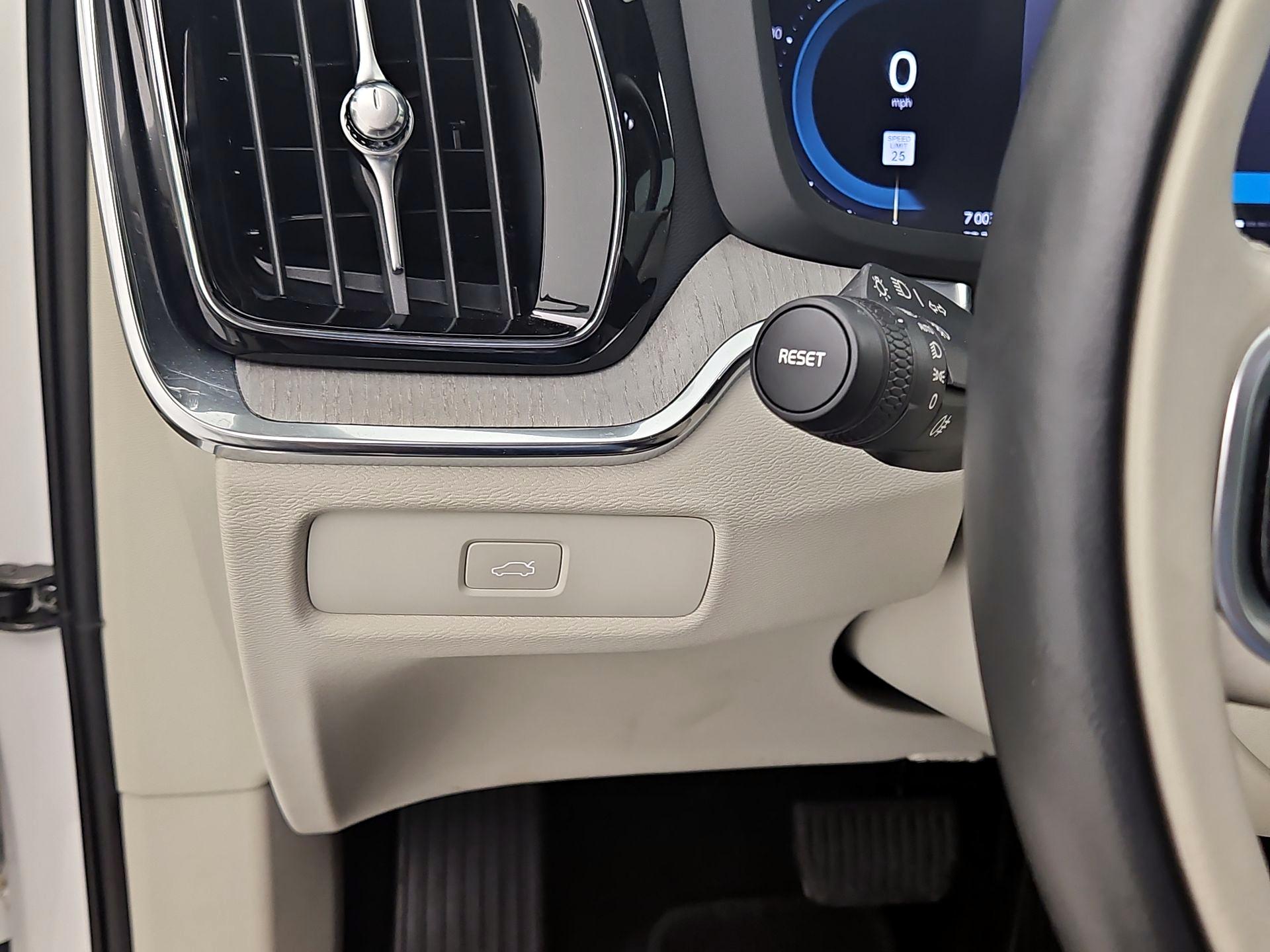 Thumbnail: 2023 Volvo S60 - 13