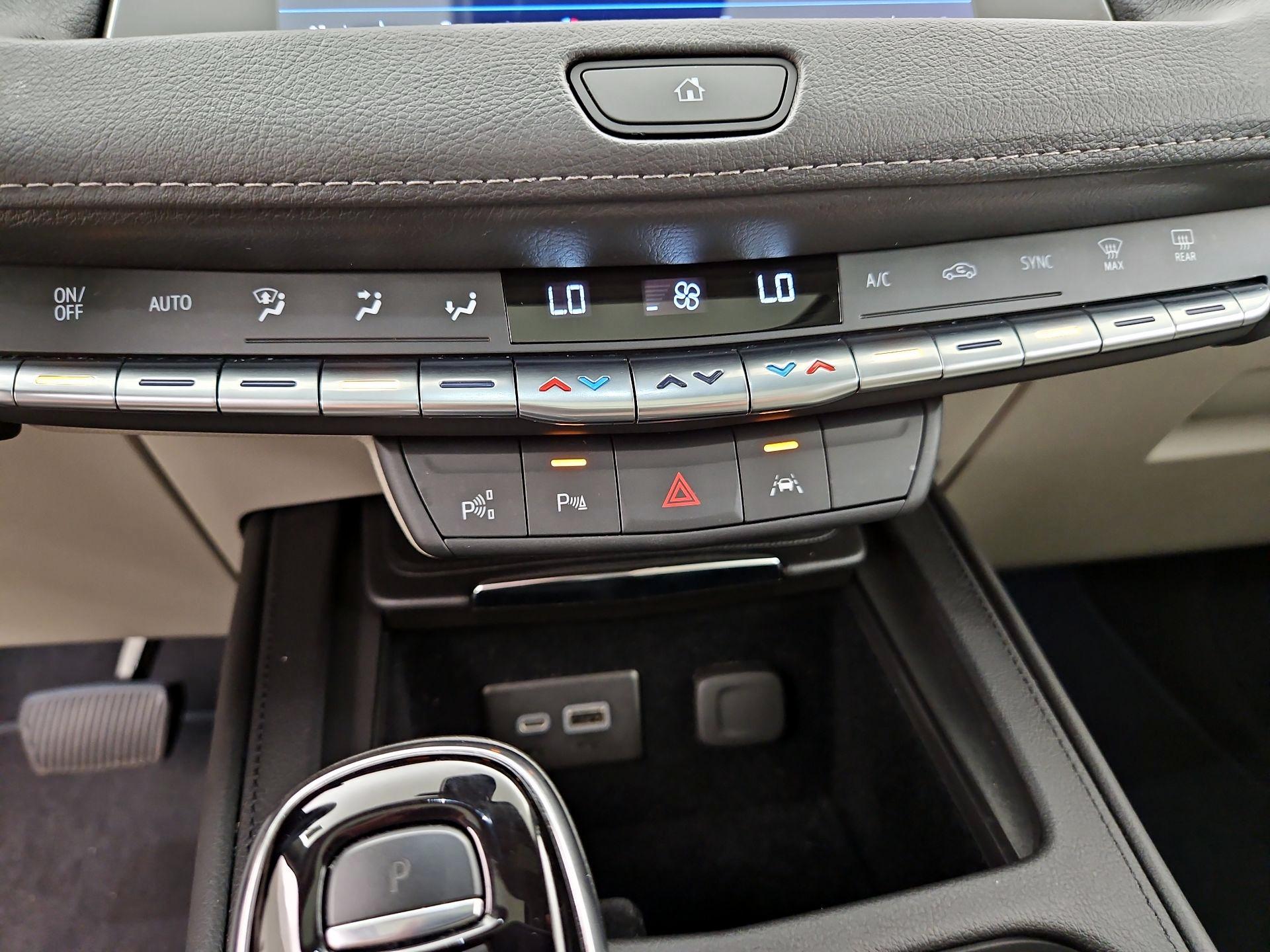 Thumbnail: 2022 Cadillac XT4 - 16