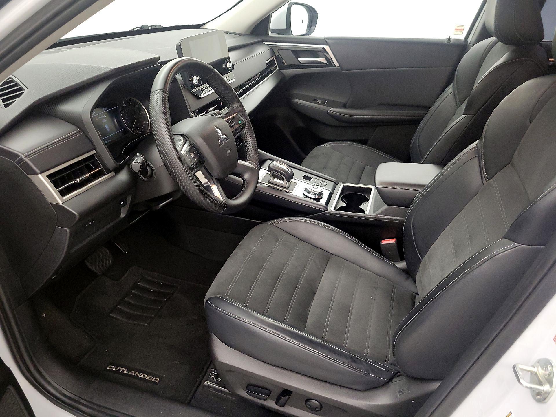 Thumbnail: 2024 Mitsubishi Outlander - 11