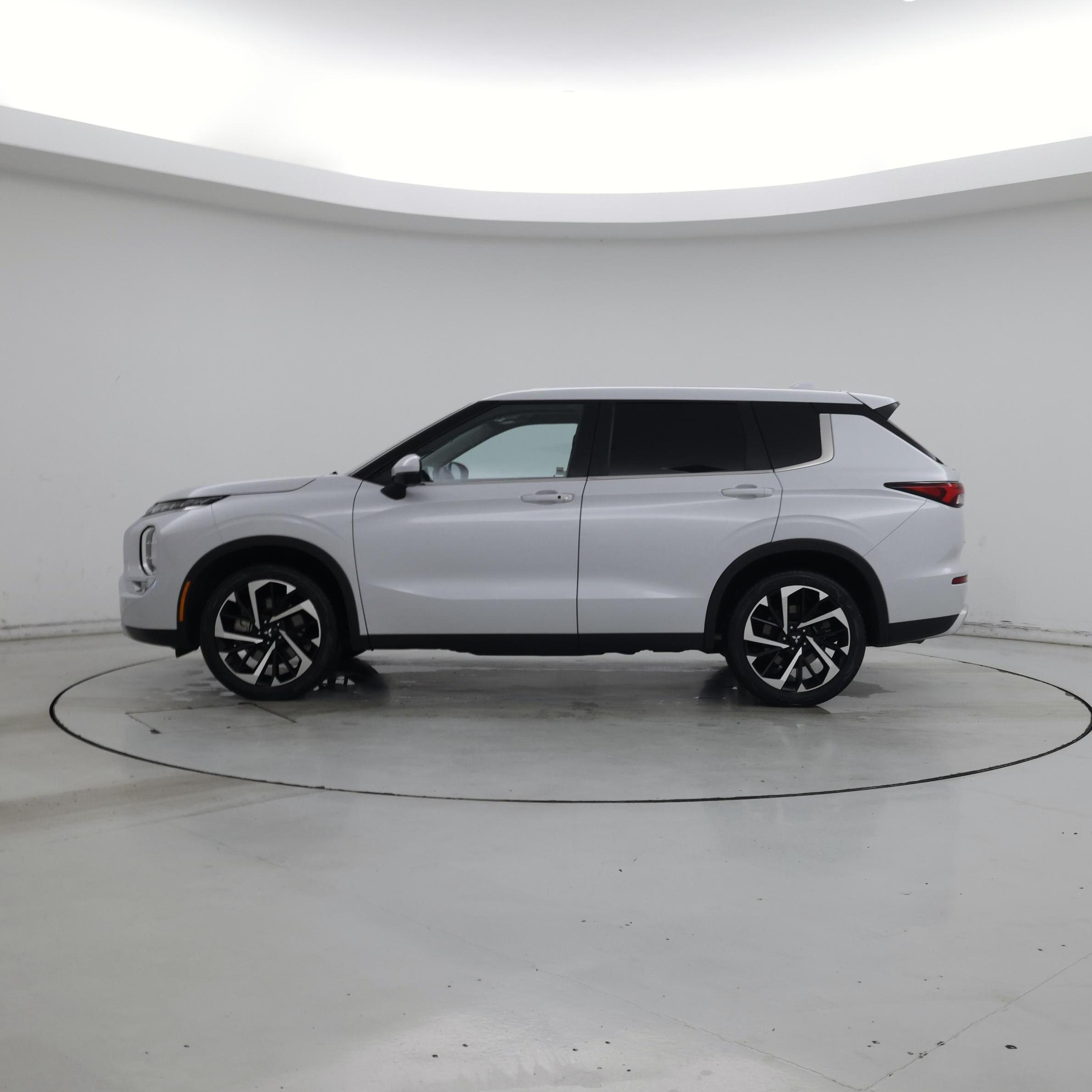 Thumbnail: 2024 Mitsubishi Outlander - 3