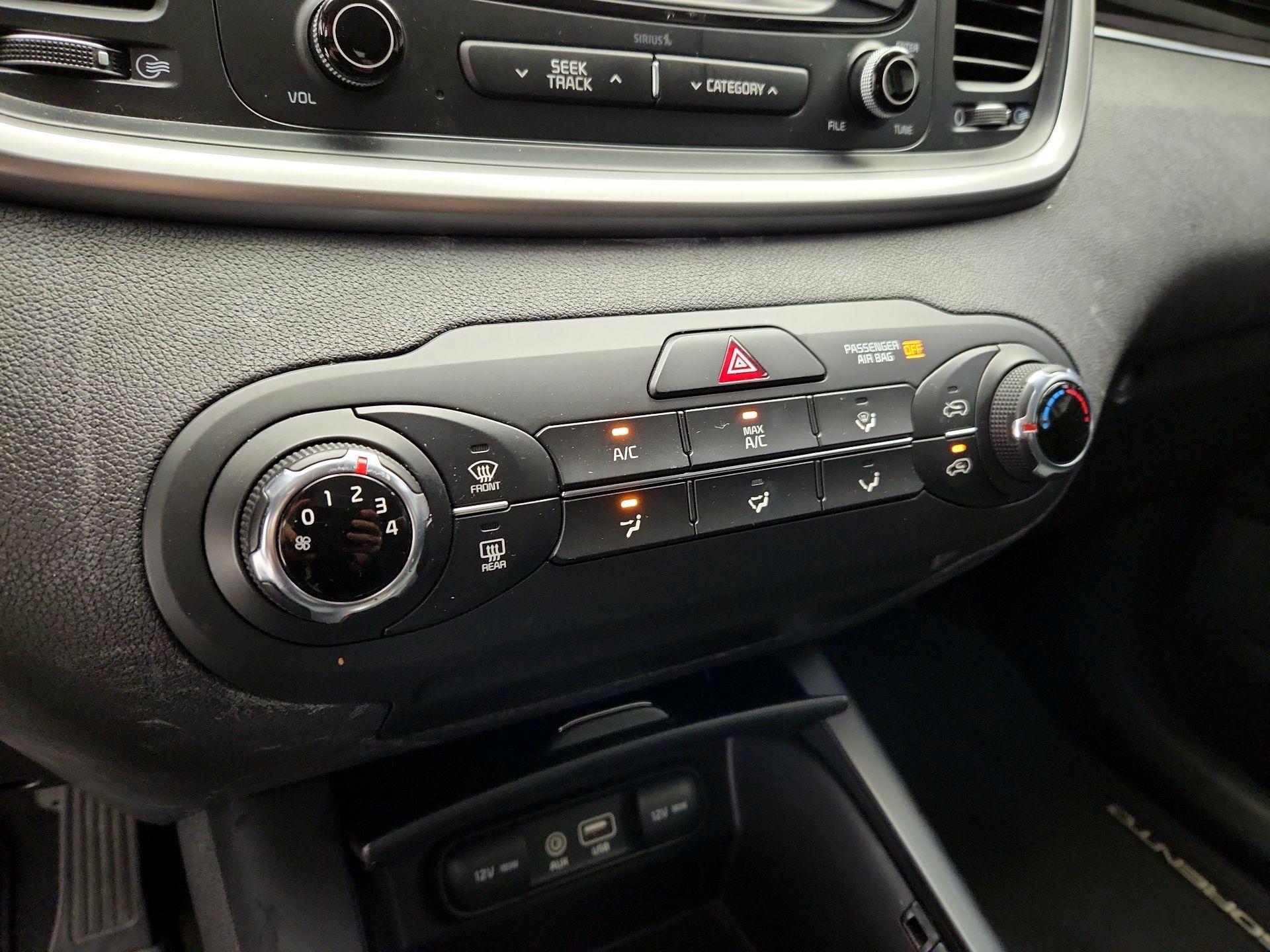 Thumbnail: 2016 Kia Sorento - 16