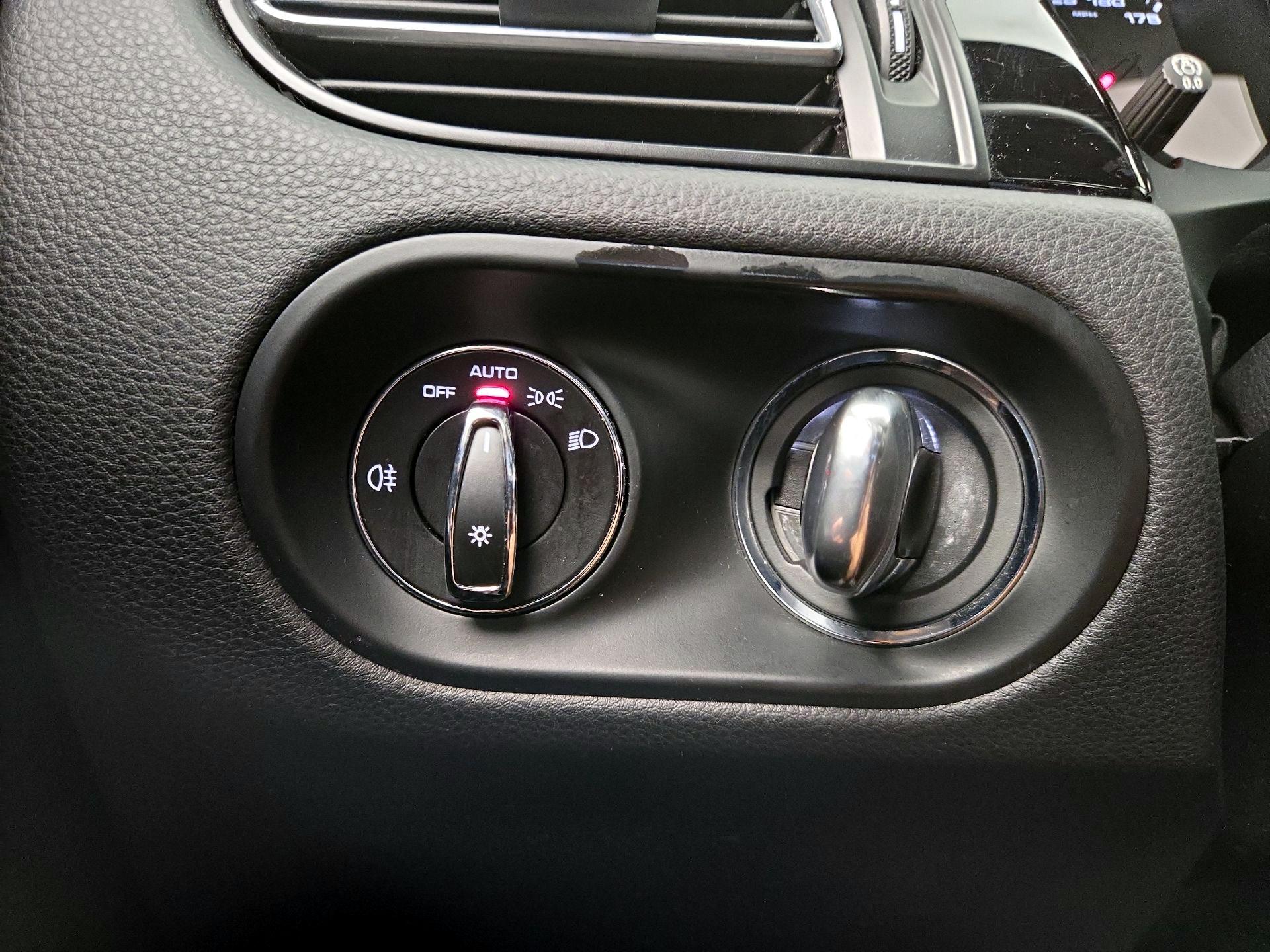 Thumbnail: 2020 Porsche Macan - 13