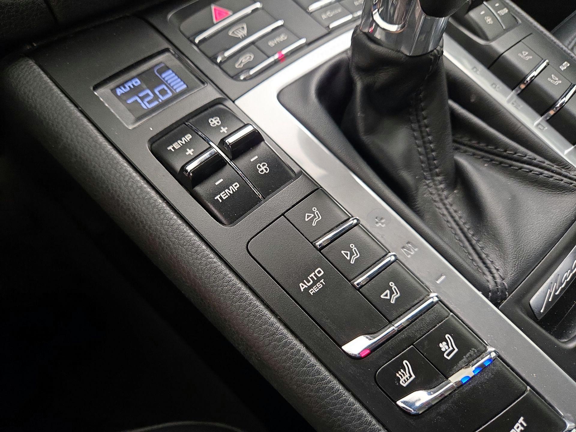 Thumbnail: 2020 Porsche Macan - 17