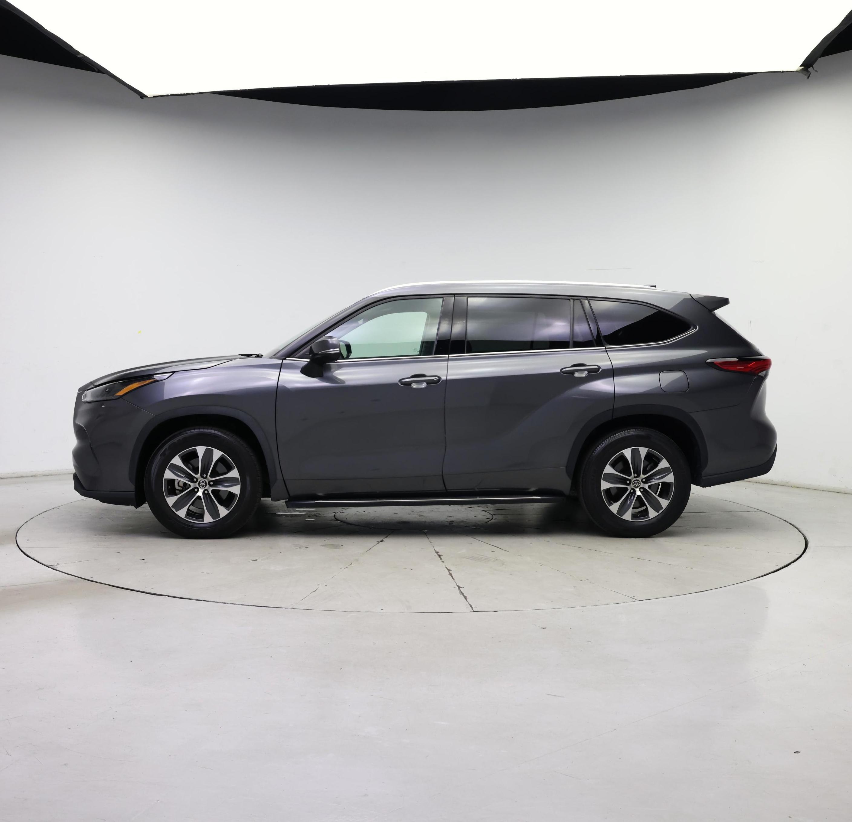 Thumbnail: 2022 Toyota Highlander - 3