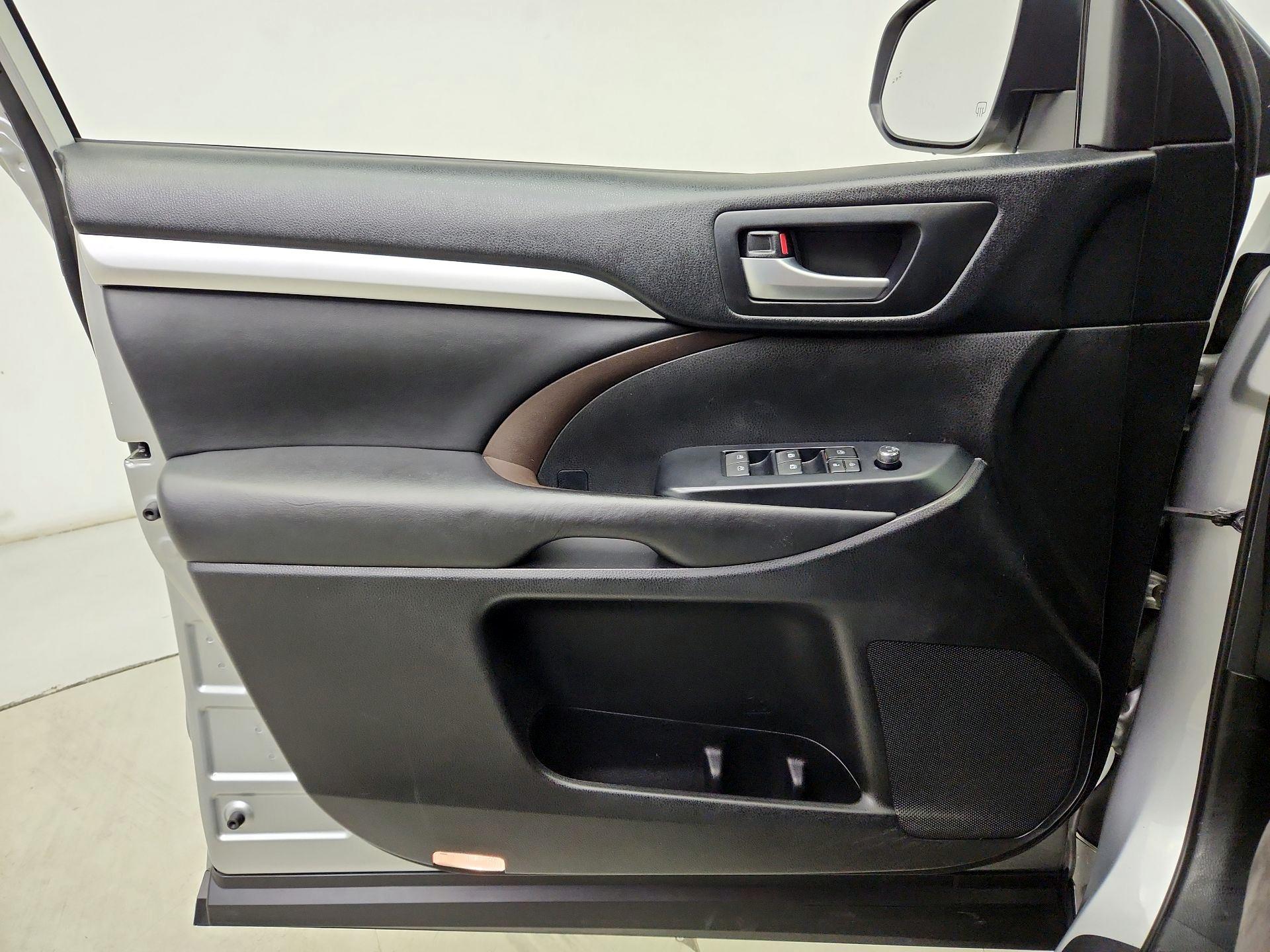 Thumbnail: 2018 Toyota Highlander - 12