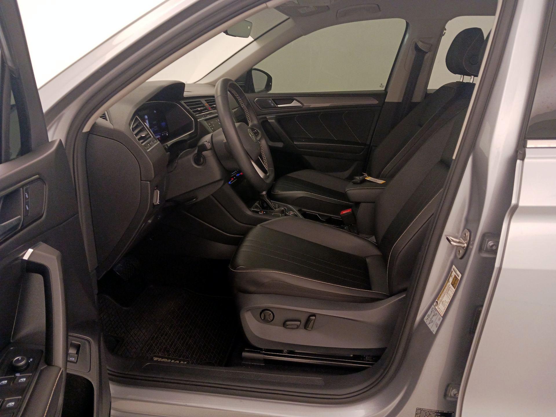 Thumbnail: 2022 Volkswagen Tiguan - 11