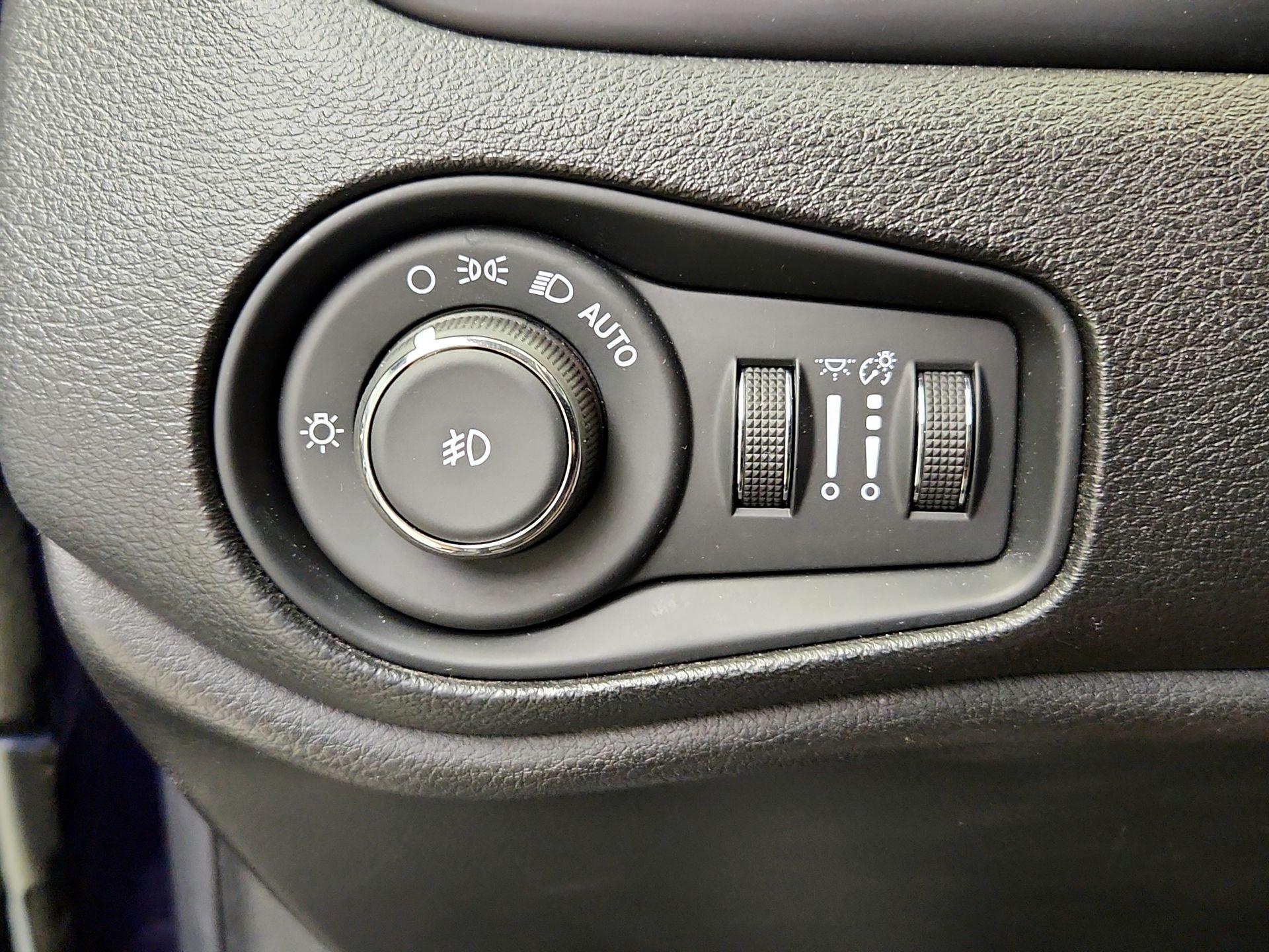 Thumbnail: 2018 Jeep Renegade - 13