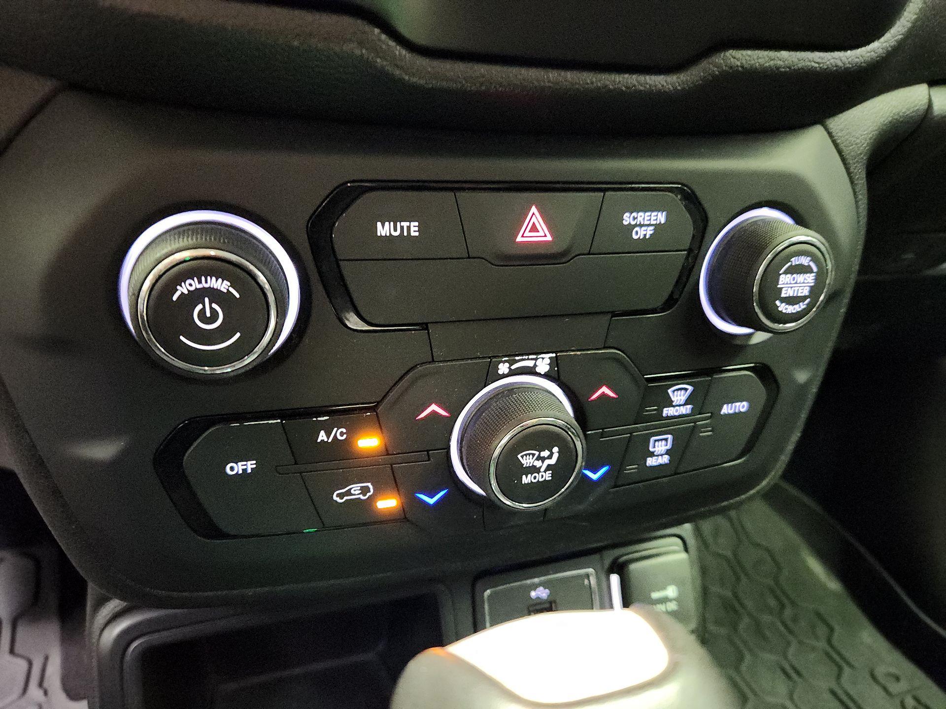 Thumbnail: 2018 Jeep Renegade - 17