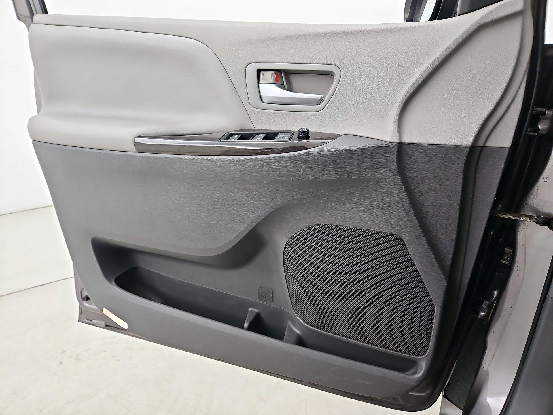 Thumbnail: 2015 Toyota Sienna - 12