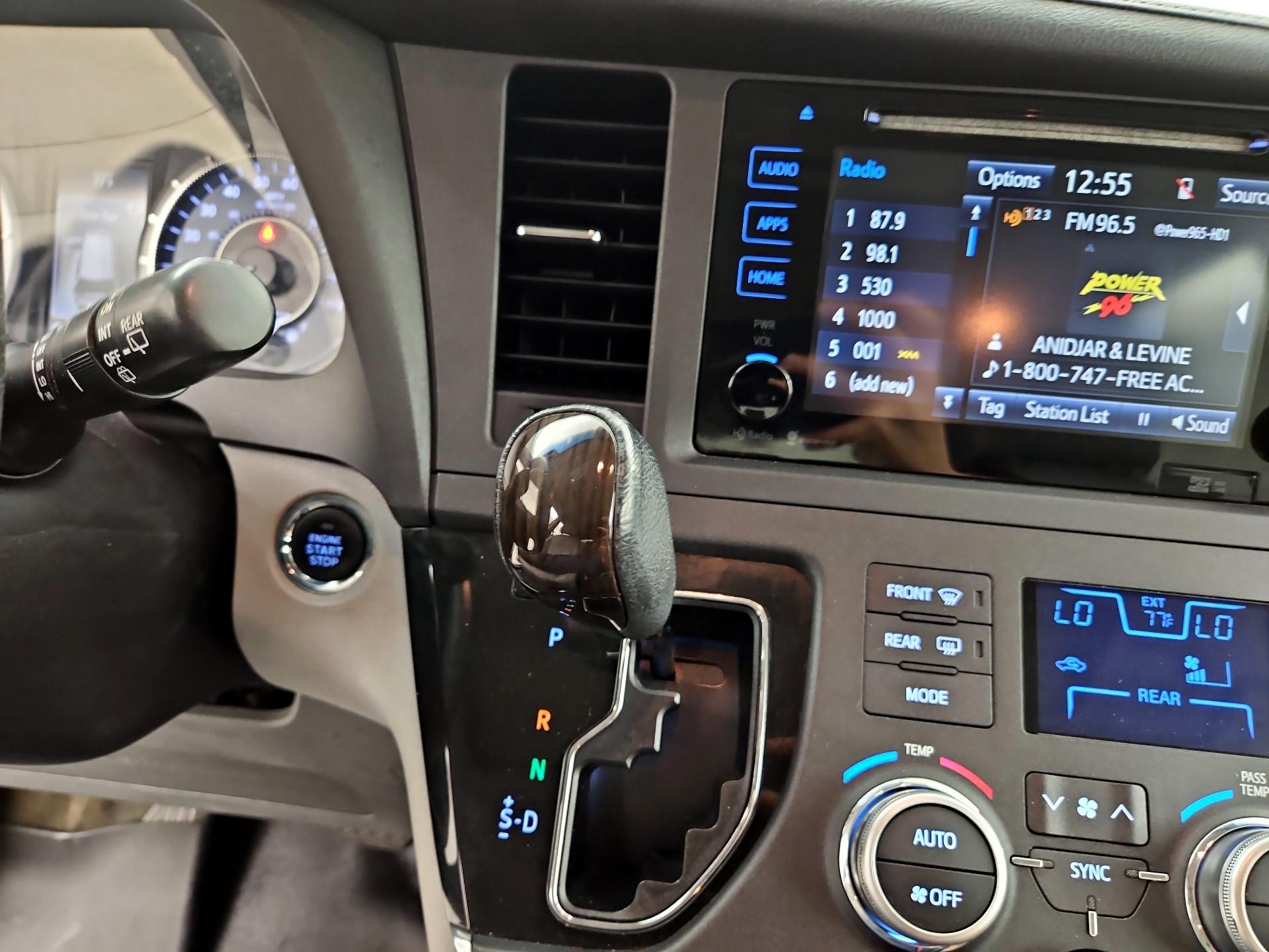 Thumbnail: 2015 Toyota Sienna - 18