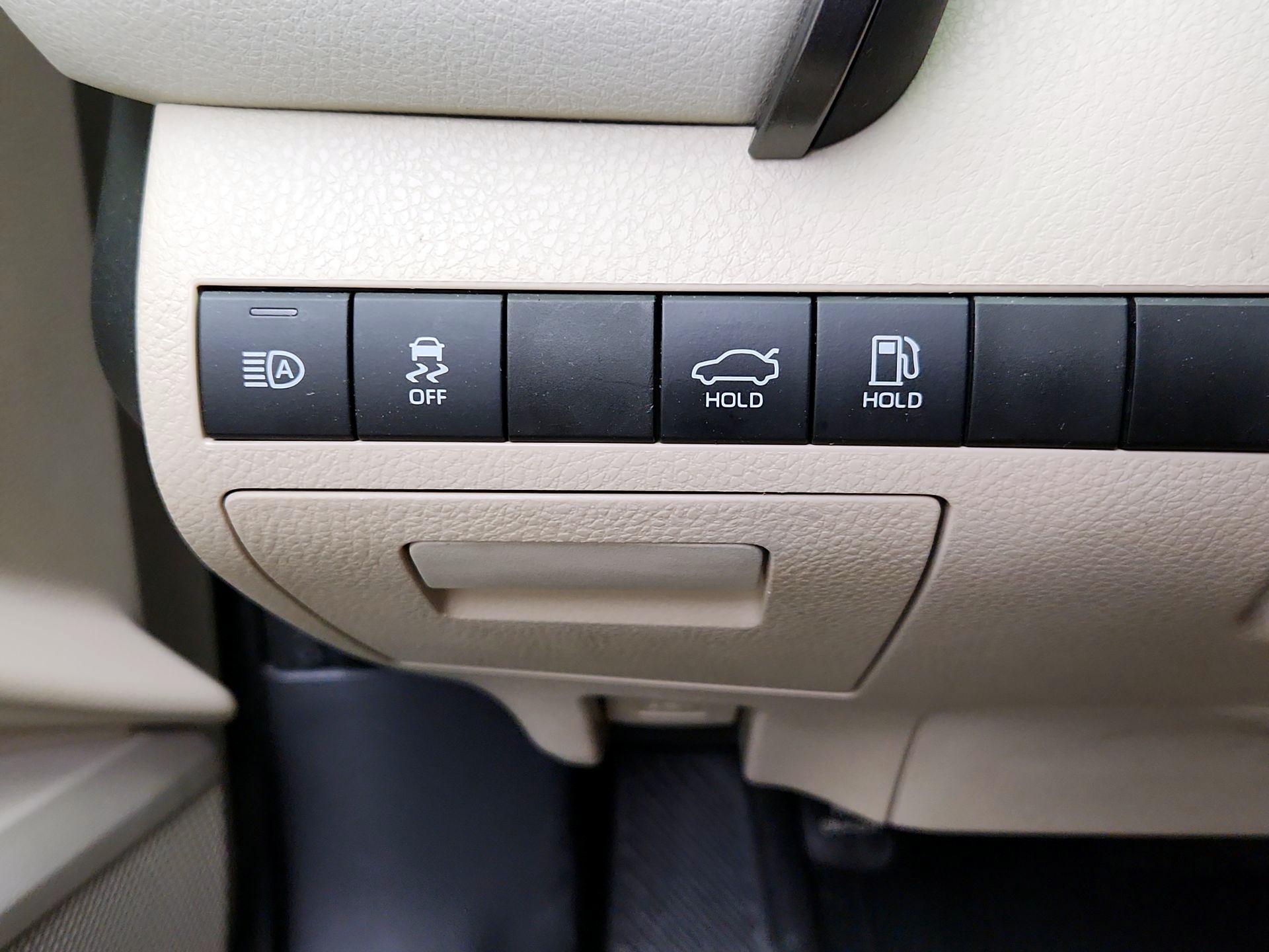 Thumbnail: 2019 Toyota Camry - 13