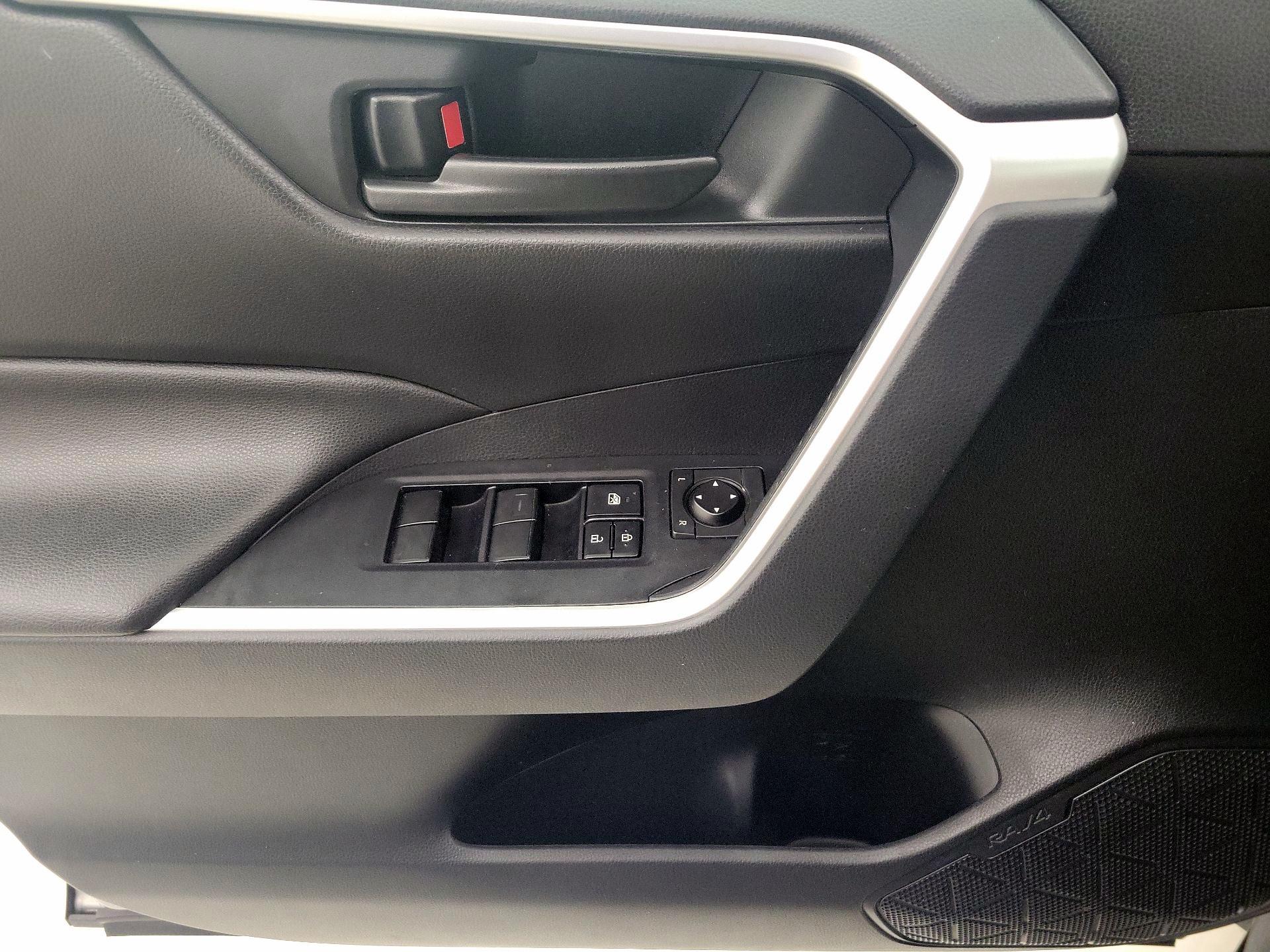 Thumbnail: 2019 Toyota RAV4 - 12