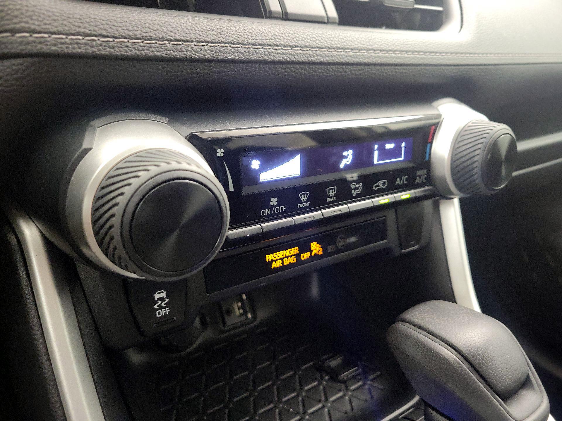 Thumbnail: 2019 Toyota RAV4 - 16