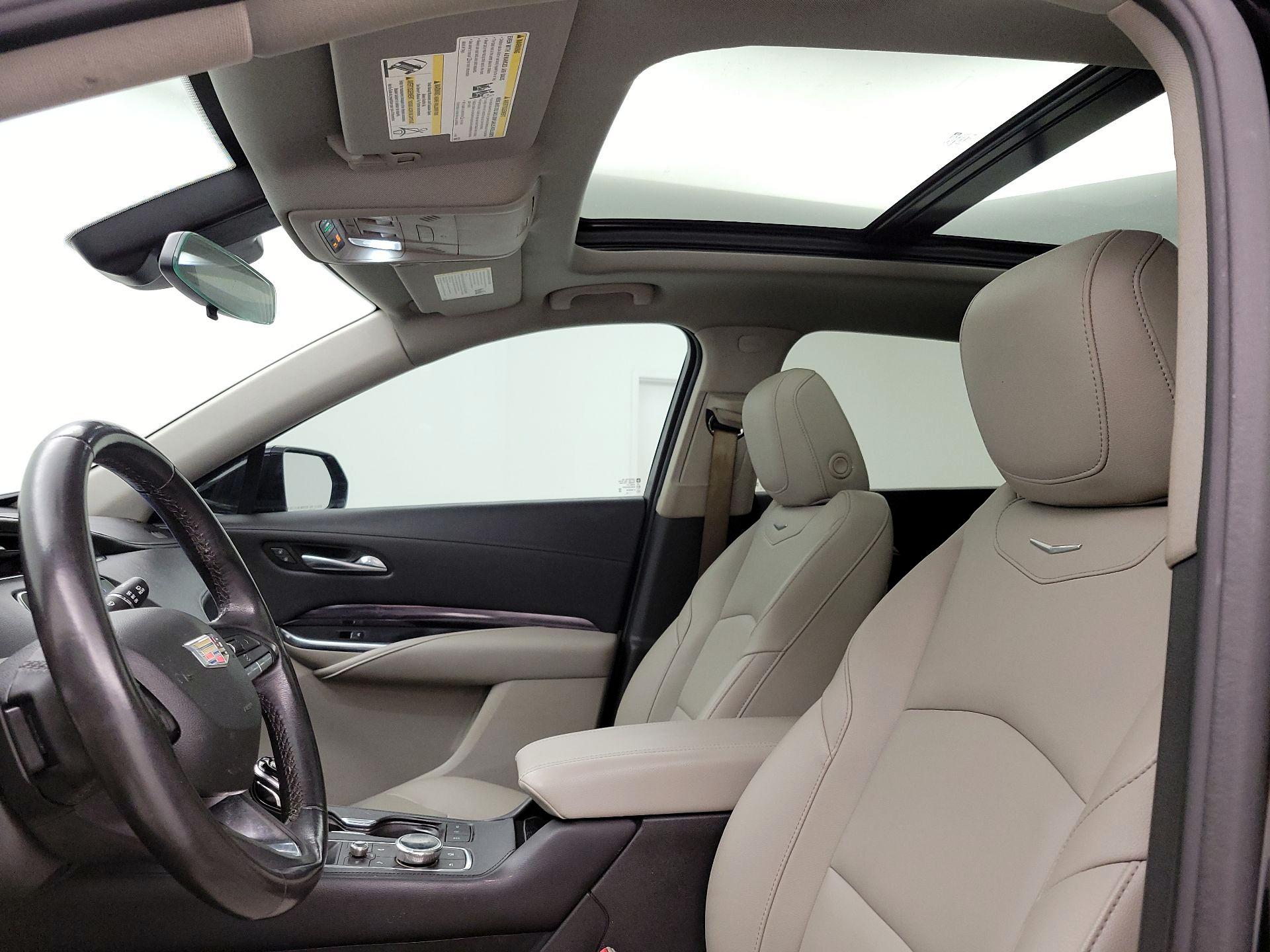 Thumbnail: 2022 Cadillac XT4 - 19