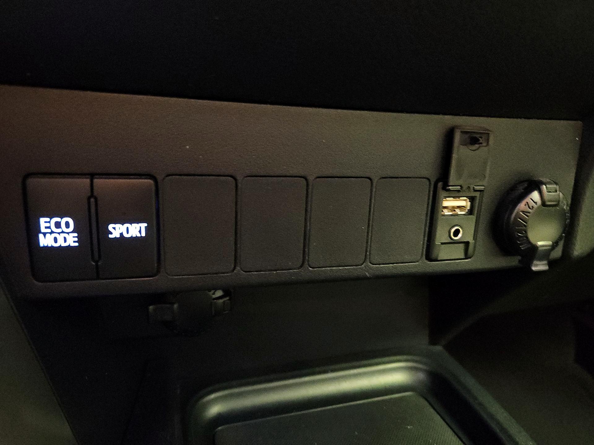 Thumbnail: 2018 Toyota RAV4 - 18