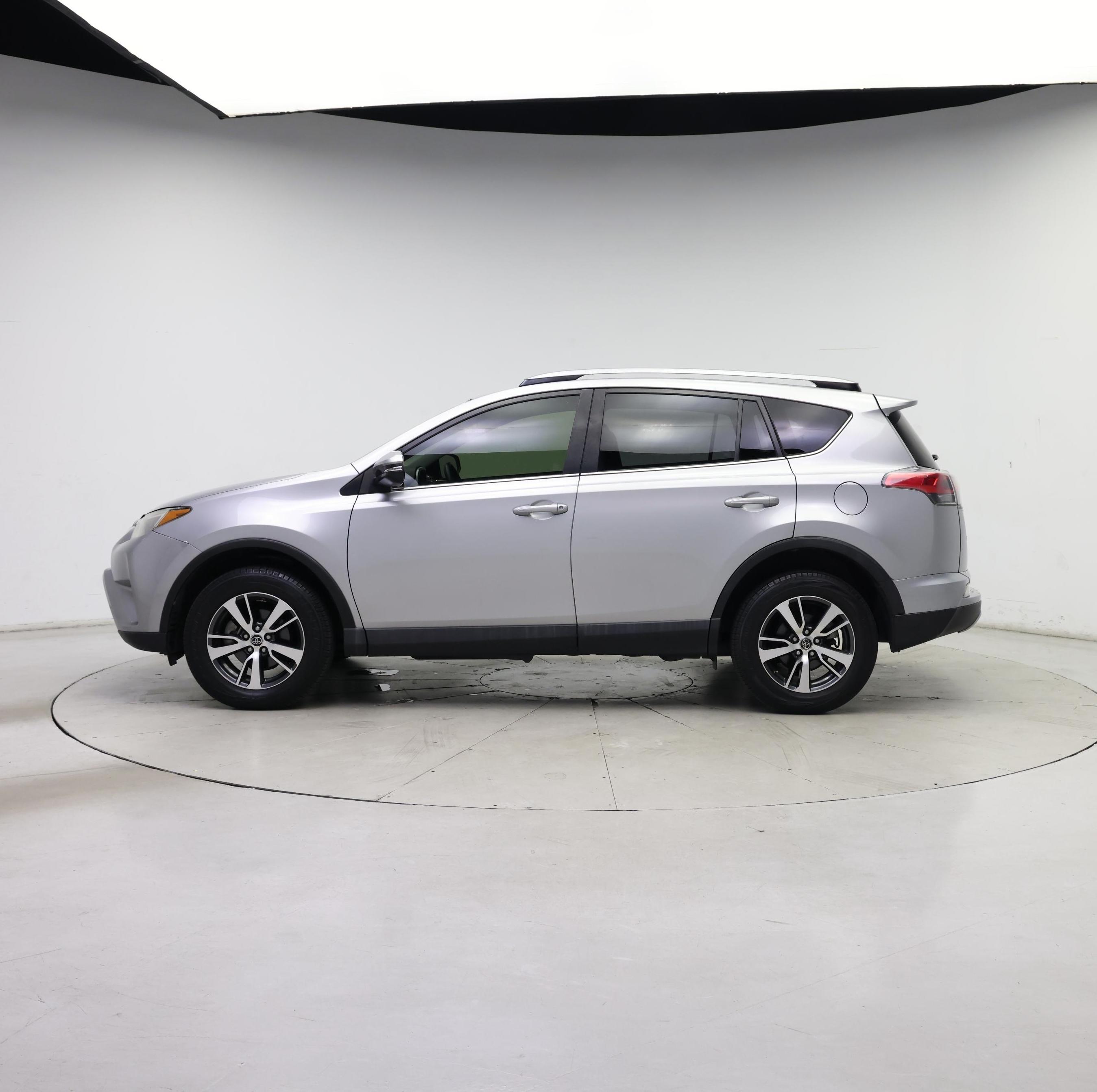 Thumbnail: 2018 Toyota RAV4 - 3