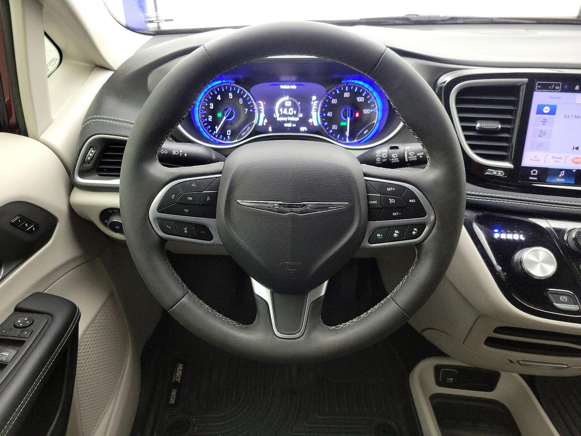 Thumbnail: 2023 Chrysler Pacifica - 10