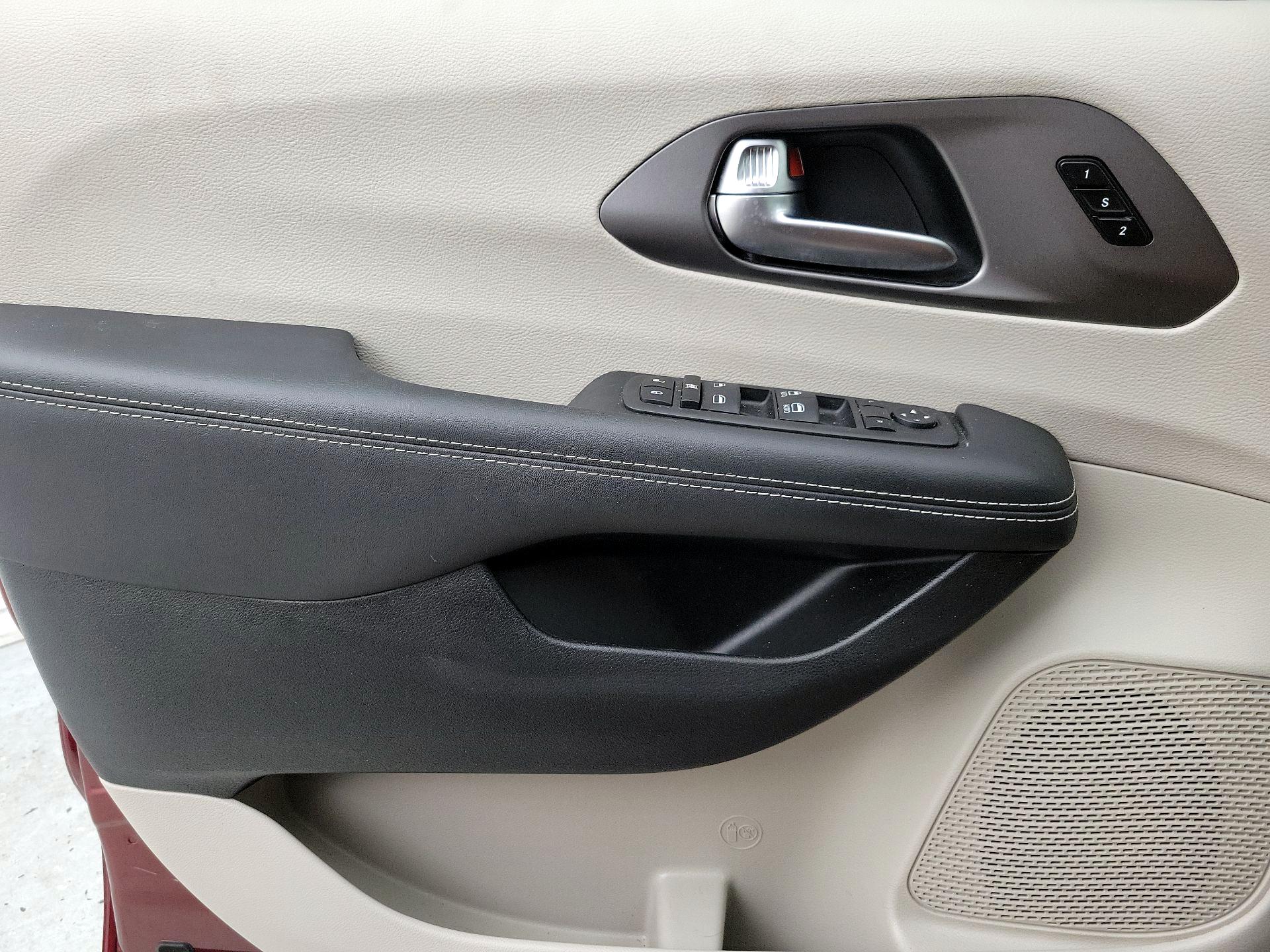 Thumbnail: 2023 Chrysler Pacifica - 12