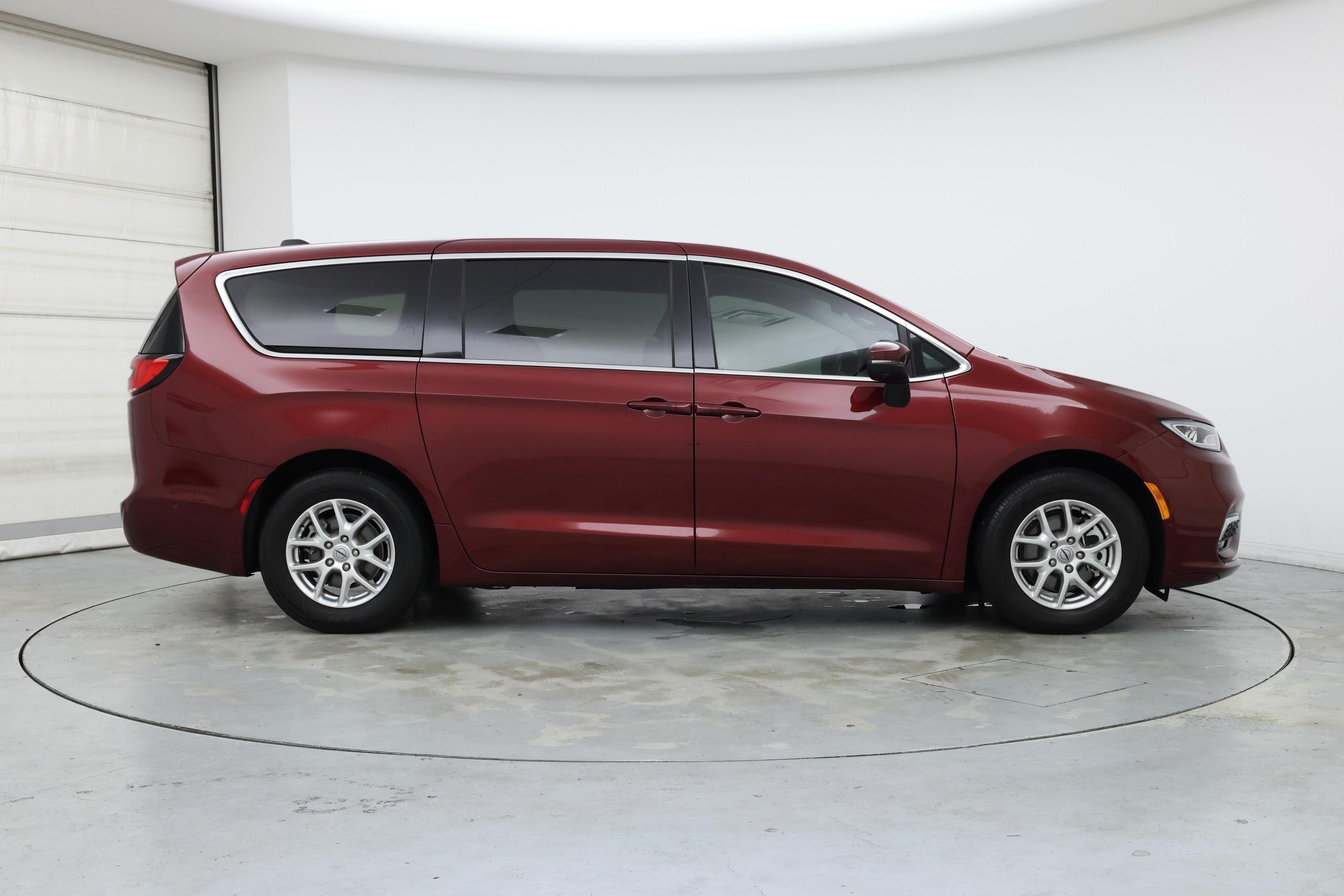 Thumbnail: 2023 Chrysler Pacifica - 7