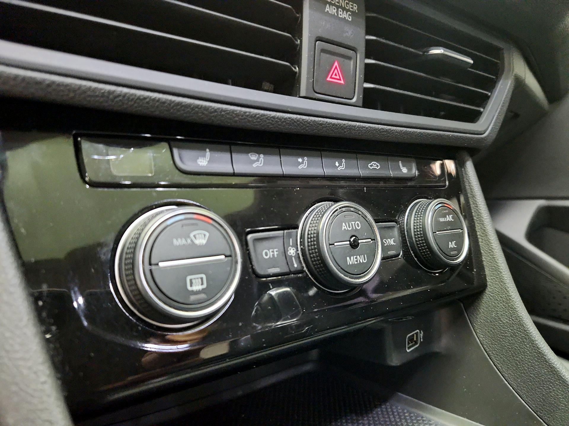 Thumbnail: 2019 Volkswagen Jetta - 16