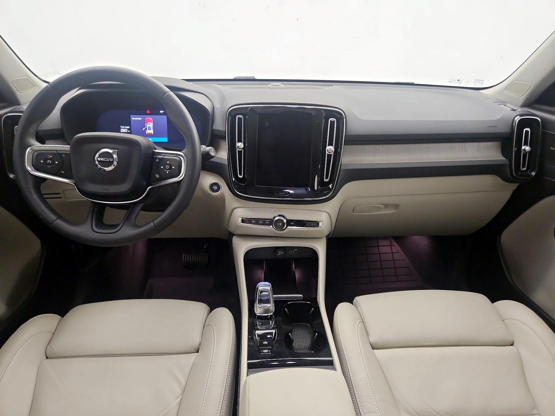 Thumbnail: 2023 Volvo XC40 - 9