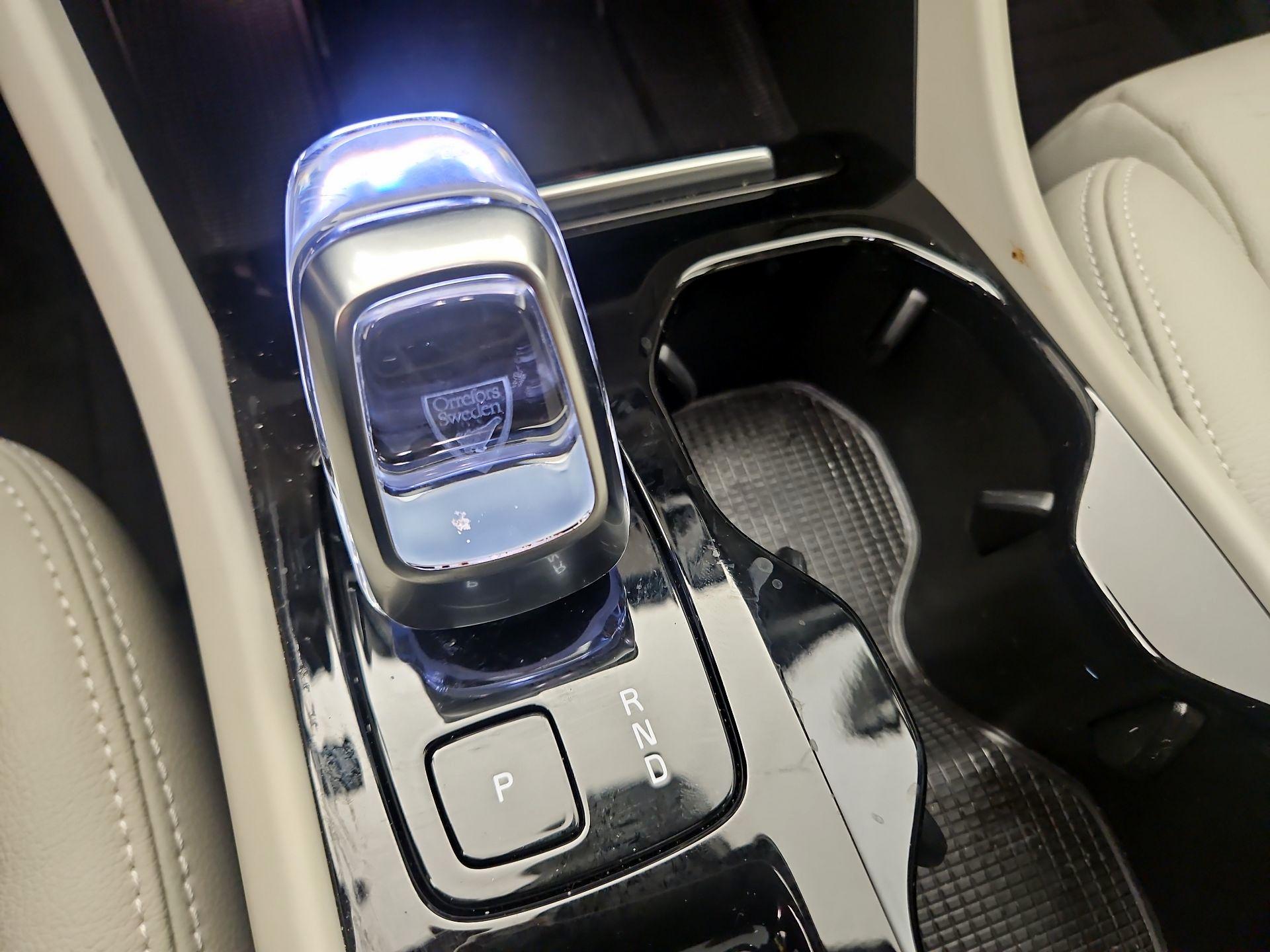 Thumbnail: 2023 Volvo XC40 - 16