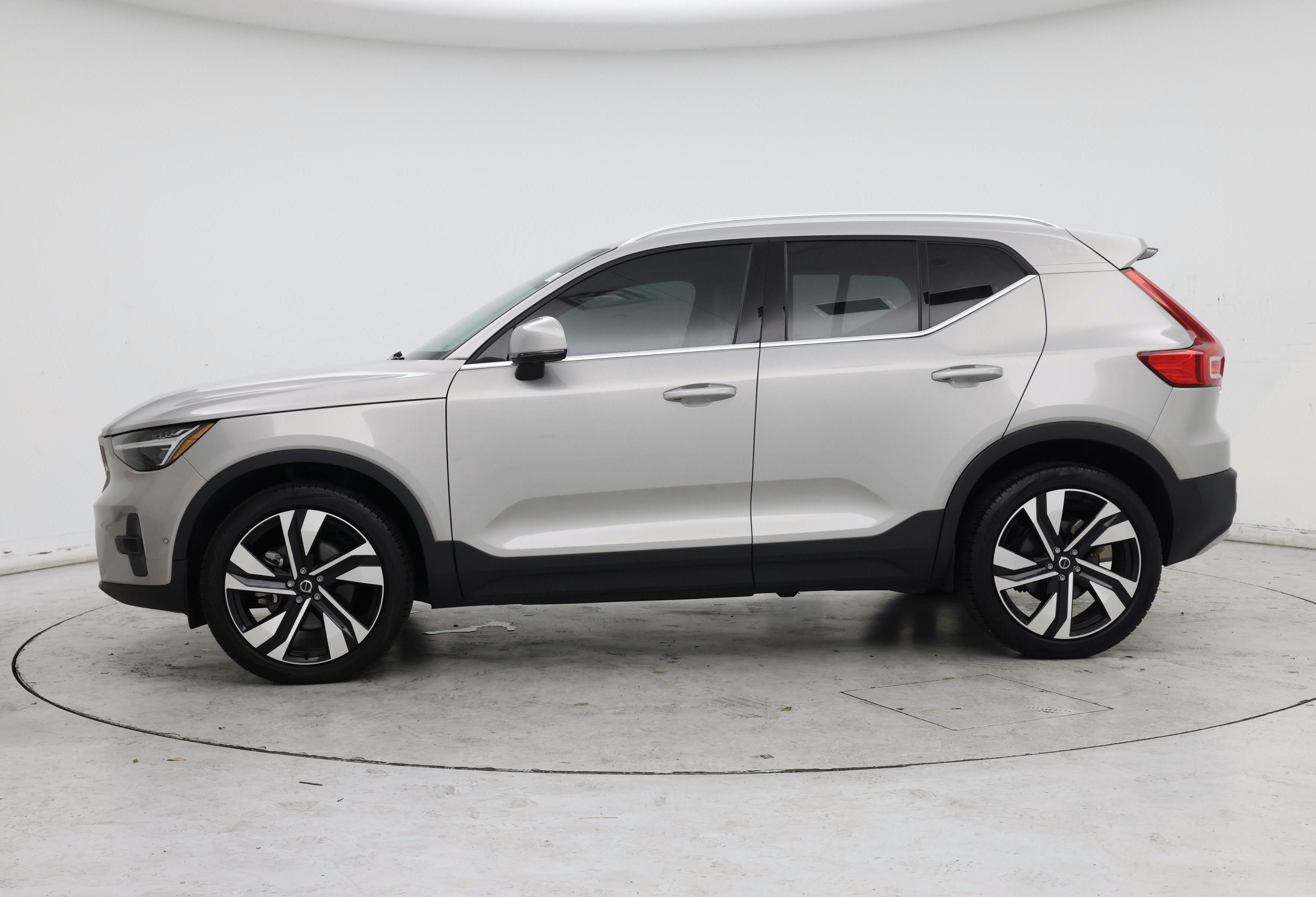 Thumbnail: 2023 Volvo XC40 - 3