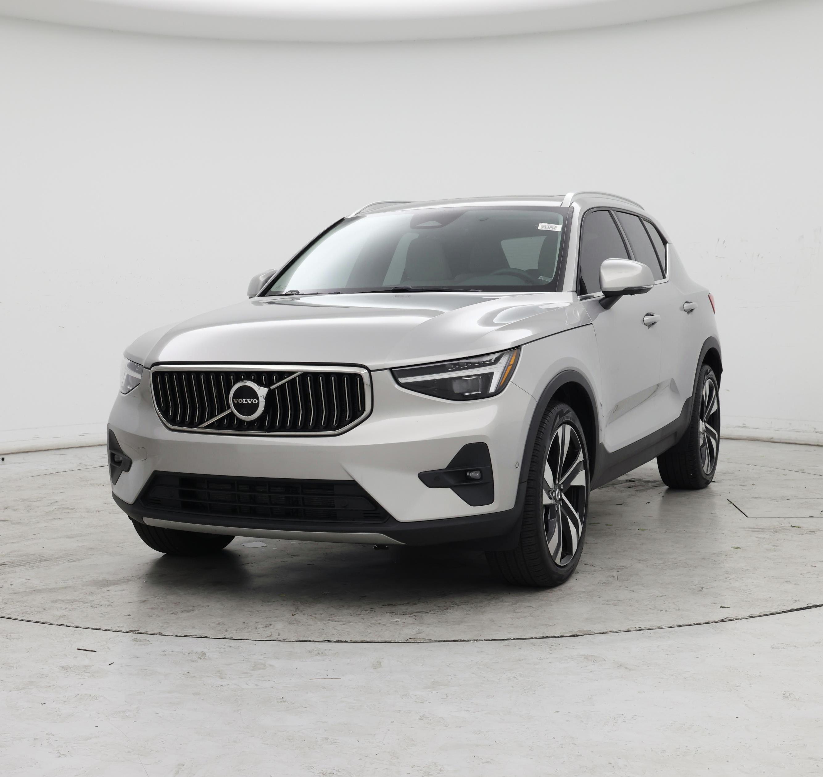 Thumbnail: 2023 Volvo XC40 - 4