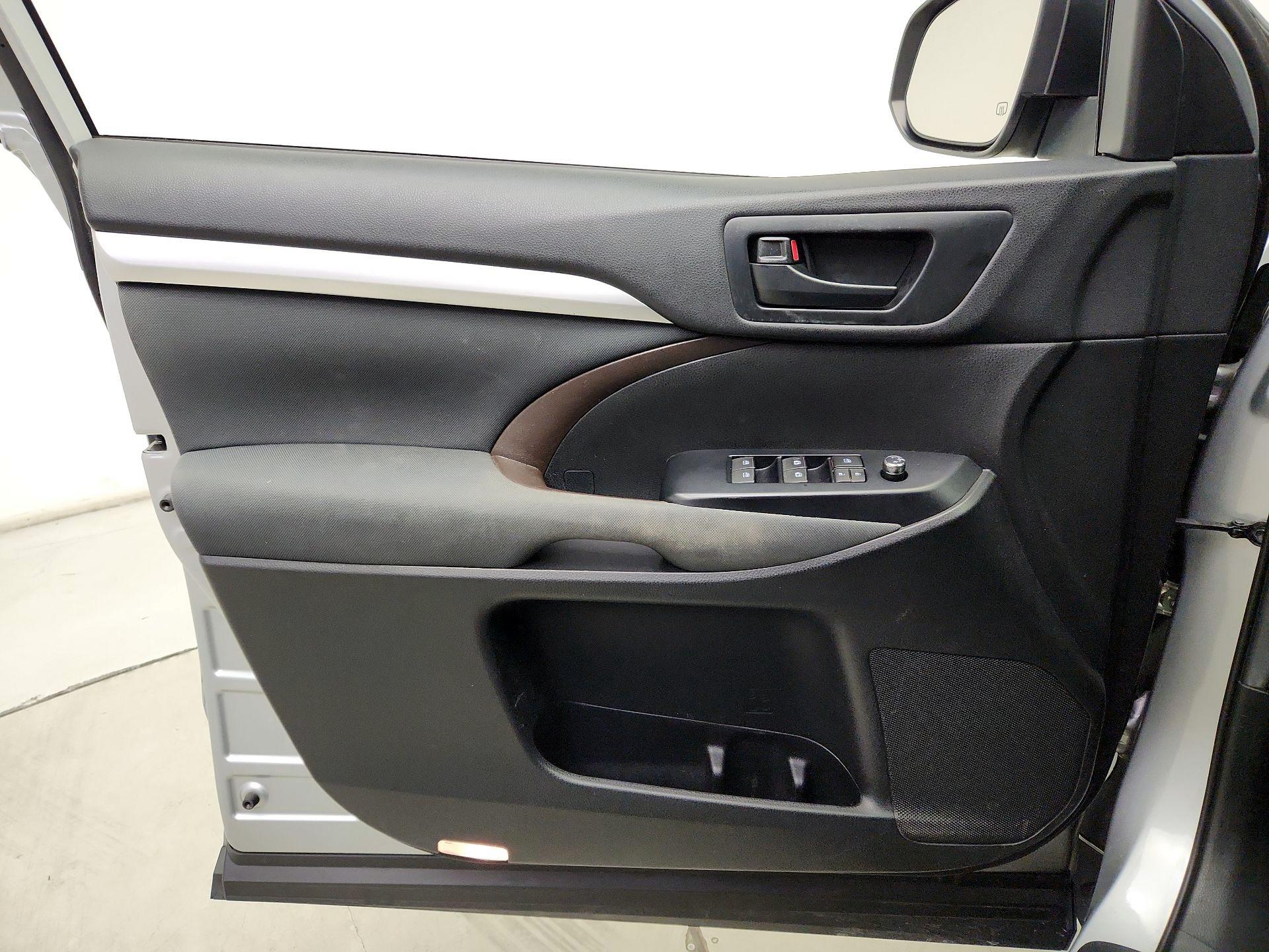 Thumbnail: 2019 Toyota Highlander - 12