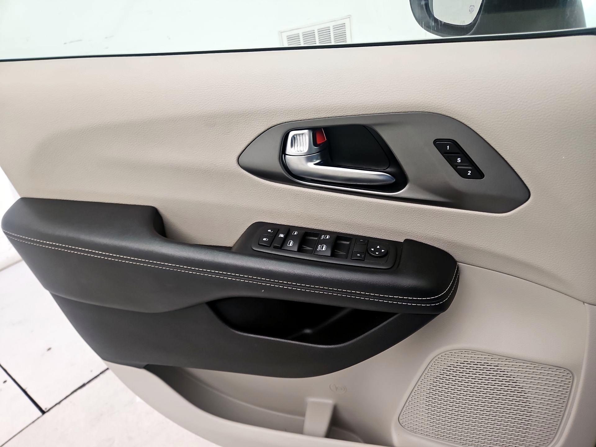 Thumbnail: 2023 Chrysler Pacifica - 12
