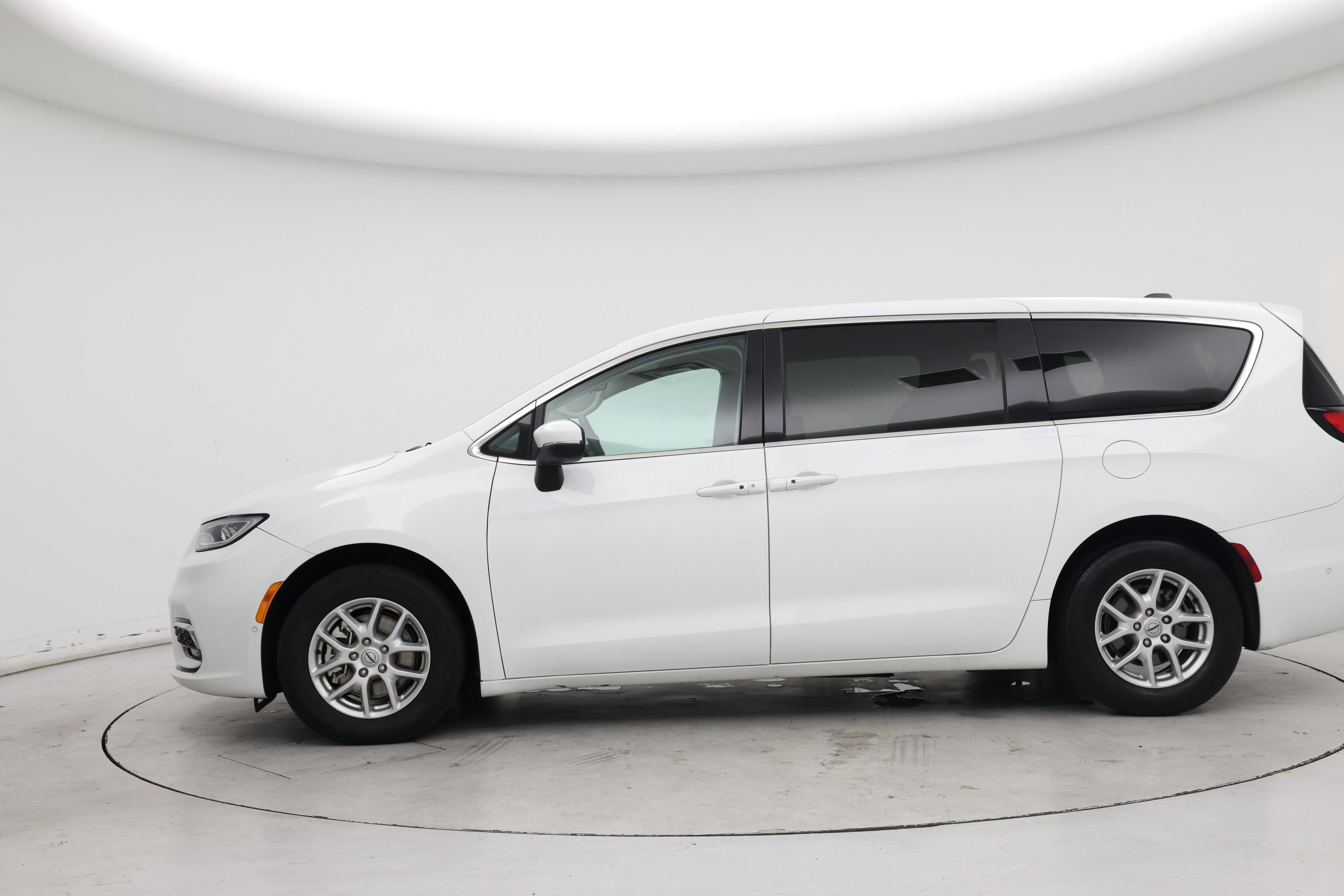 Thumbnail: 2023 Chrysler Pacifica - 3