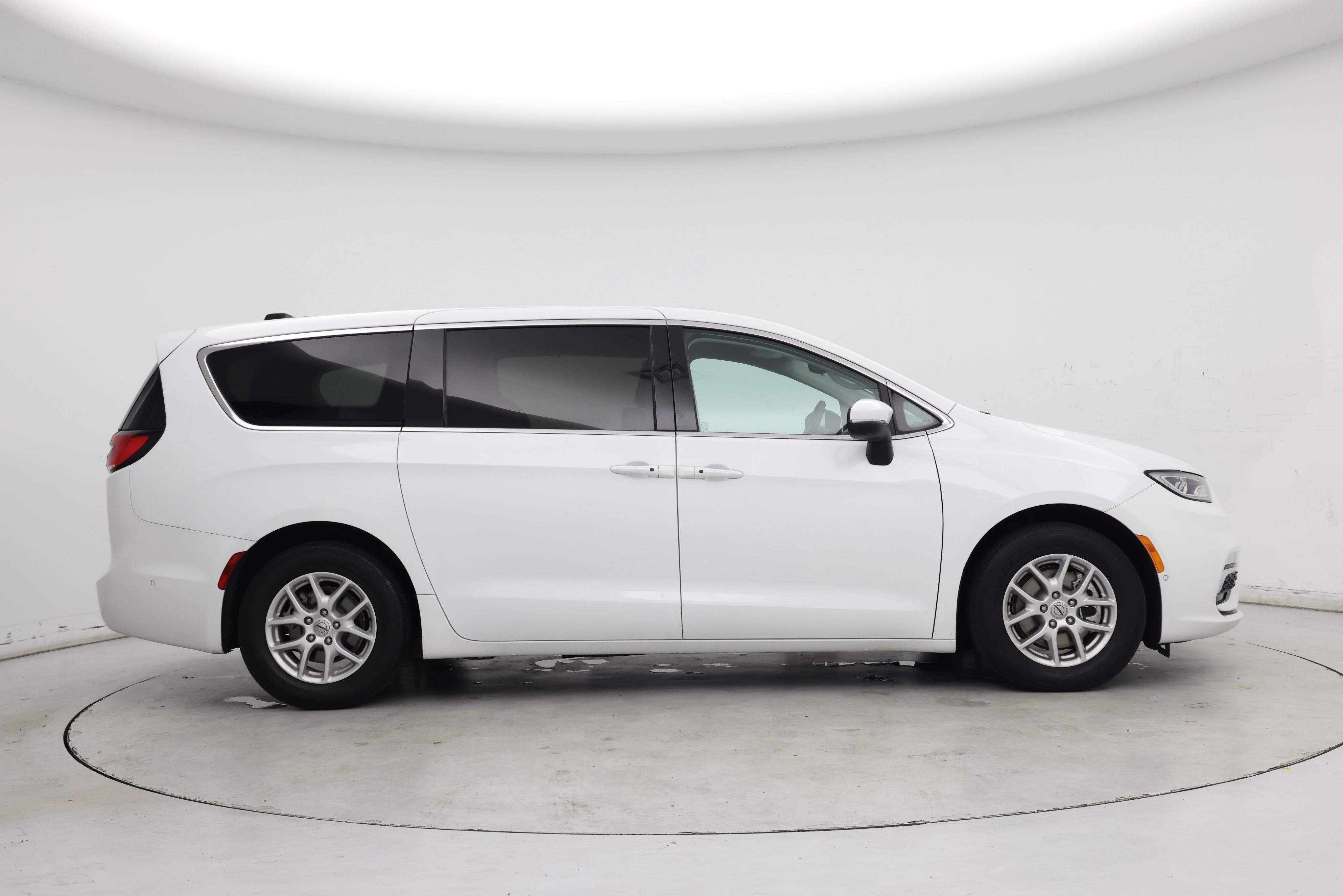 Thumbnail: 2023 Chrysler Pacifica - 7