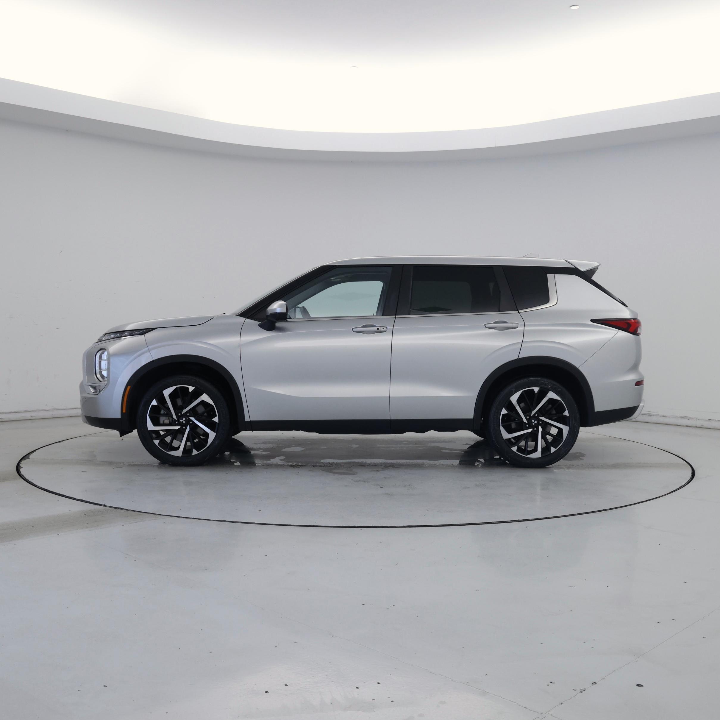 Thumbnail: 2022 Mitsubishi Outlander - 3
