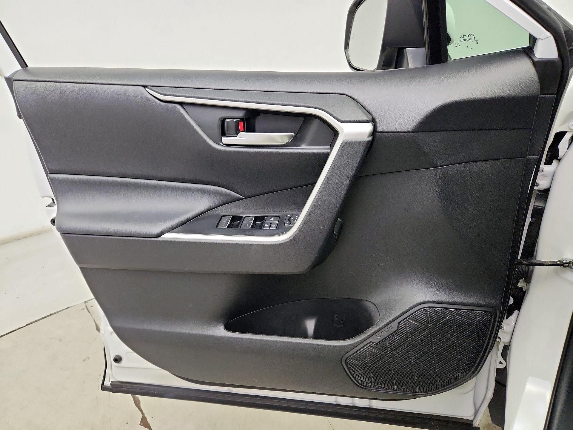 Thumbnail: 2022 Toyota RAV4 - 12