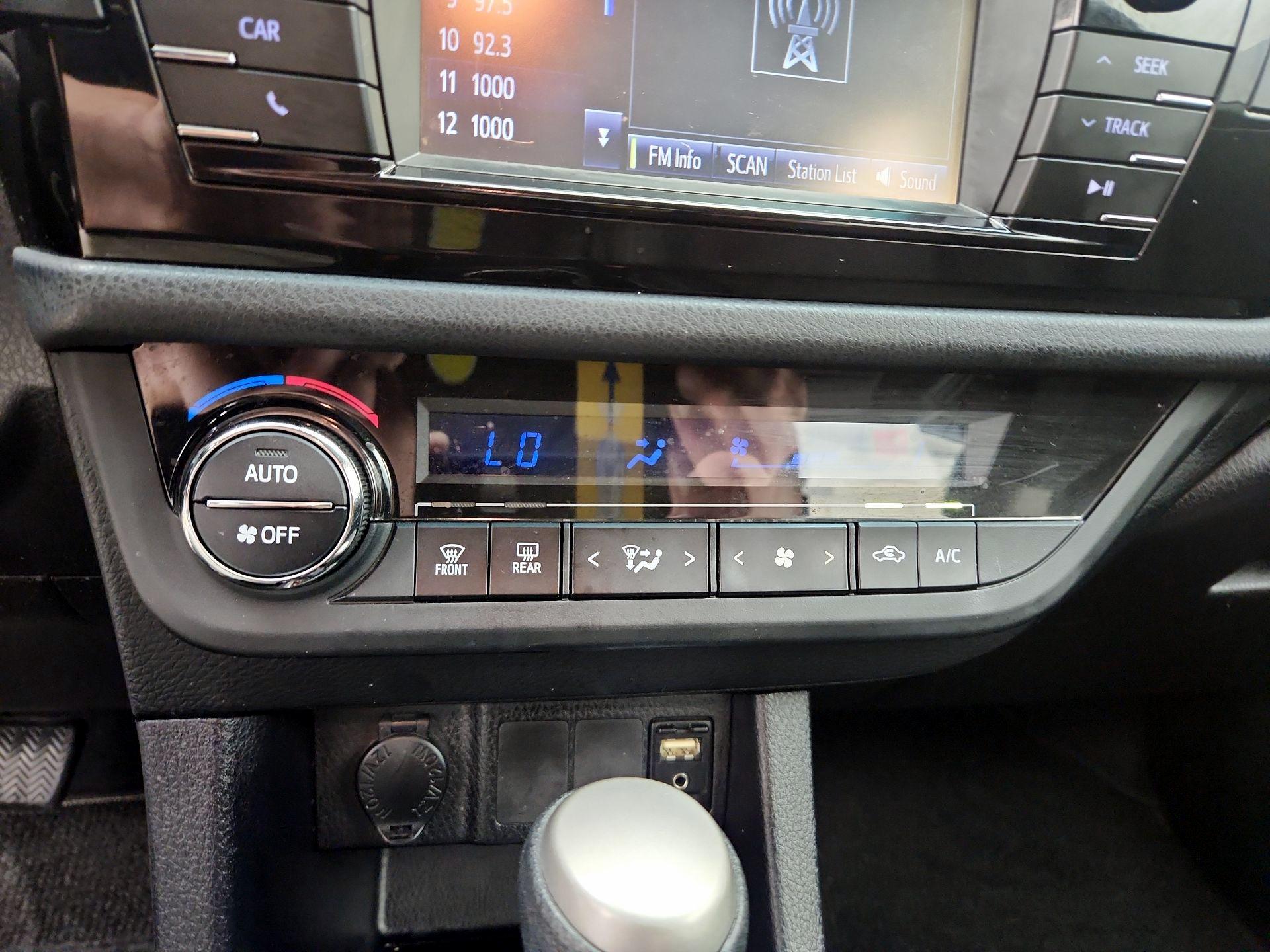 Thumbnail: 2014 Toyota Corolla - 16